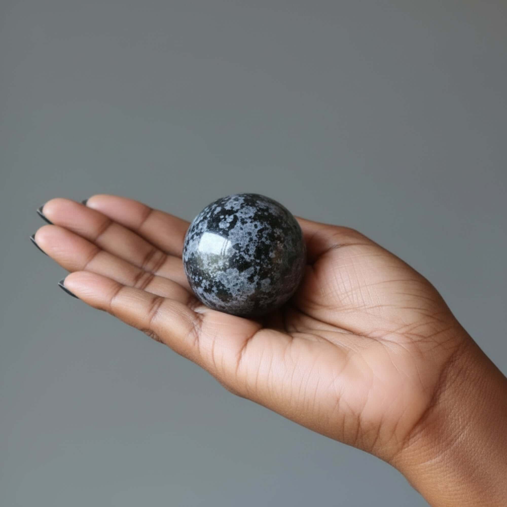 Sphère de gabbro, boule de cristal du guerrier blessé