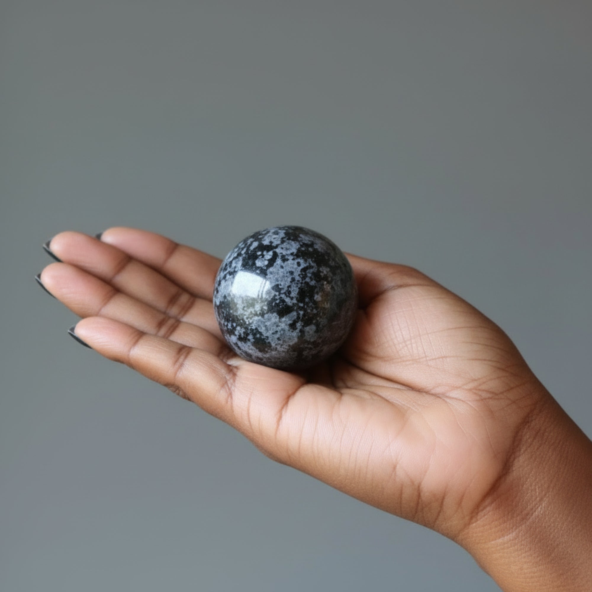 Gabbro-Kugel, mystischer Merlinit, Indigo-Kristallkugel
