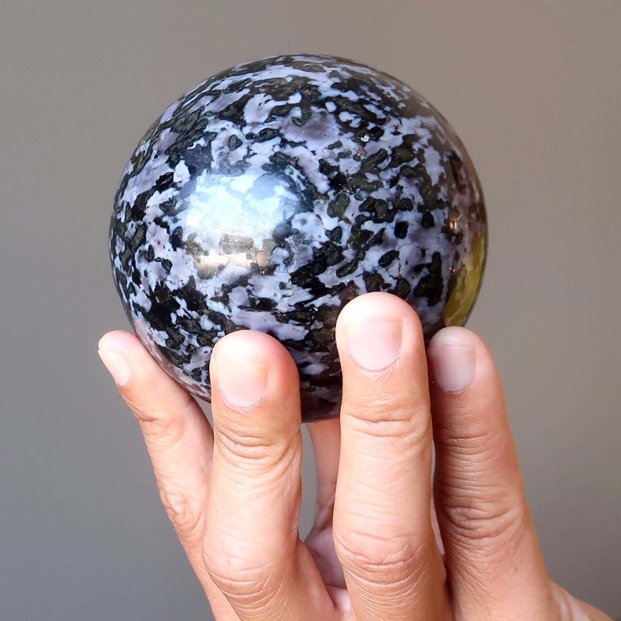 Sphère de gabbro, boule de cristal du guerrier blessé