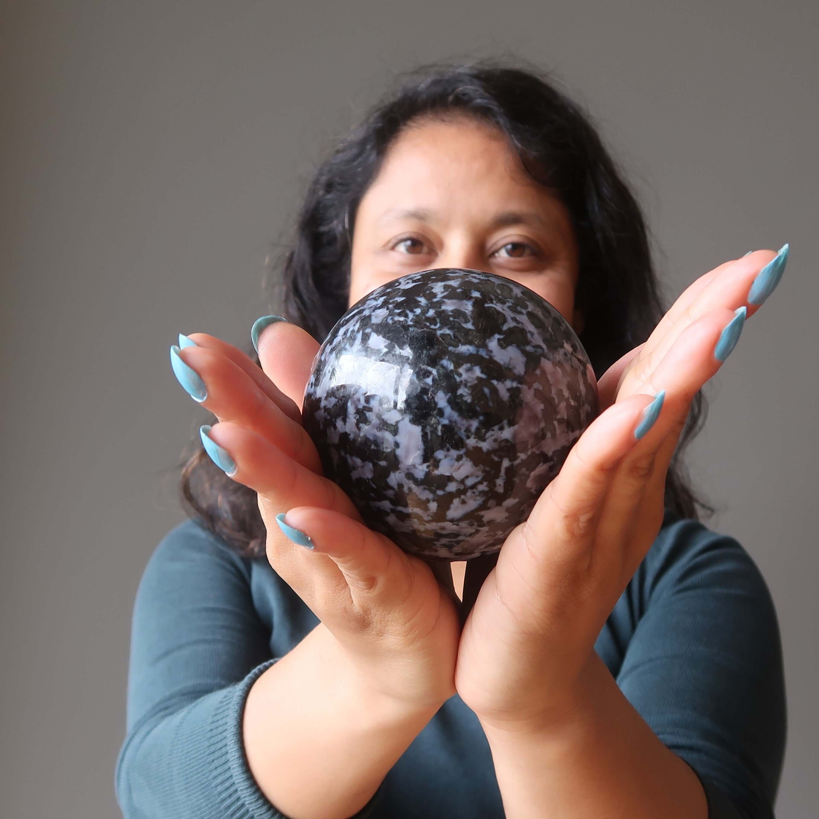 Sphère de gabbro, boule de cristal du guerrier blessé