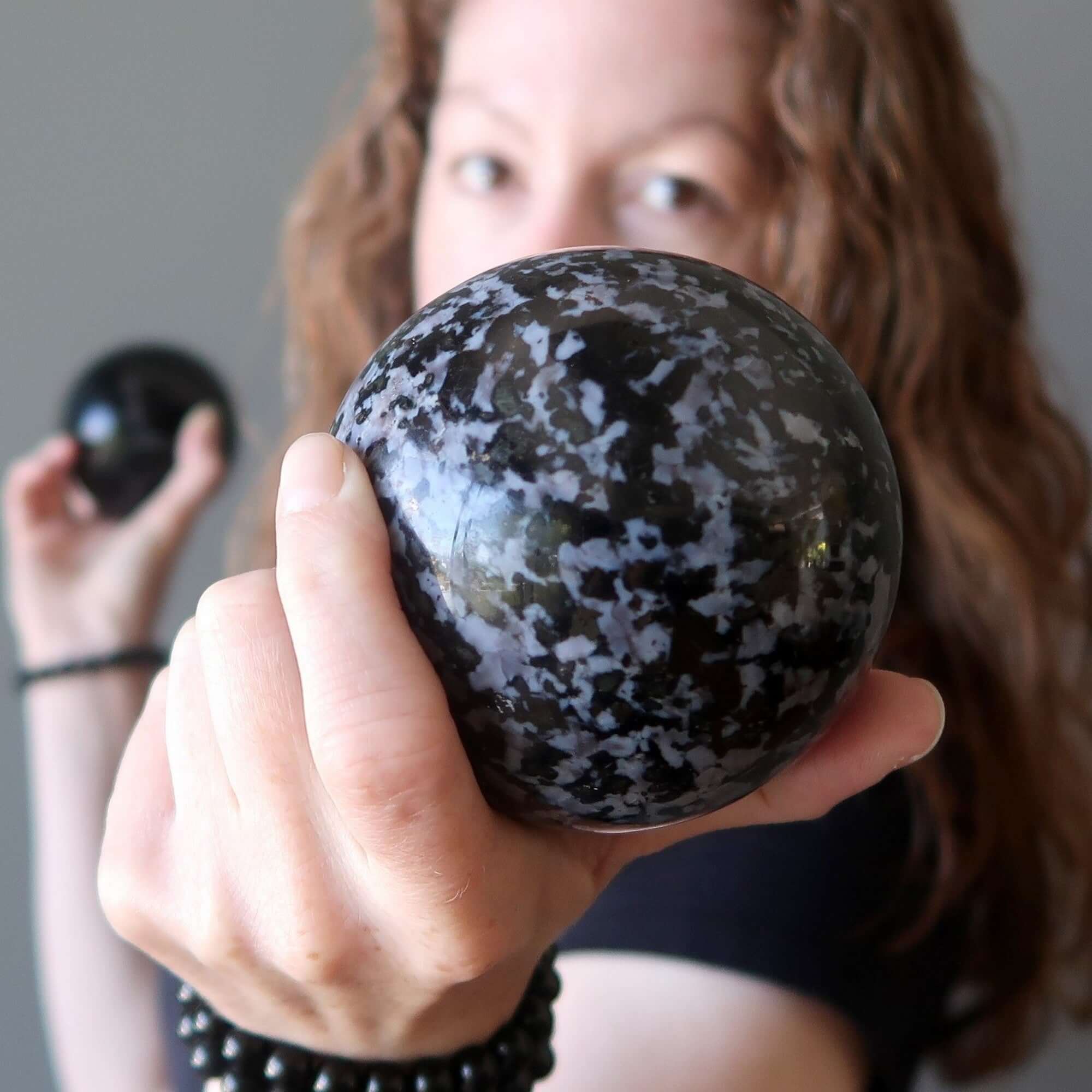 Sphère de gabbro, boule de cristal du guerrier blessé