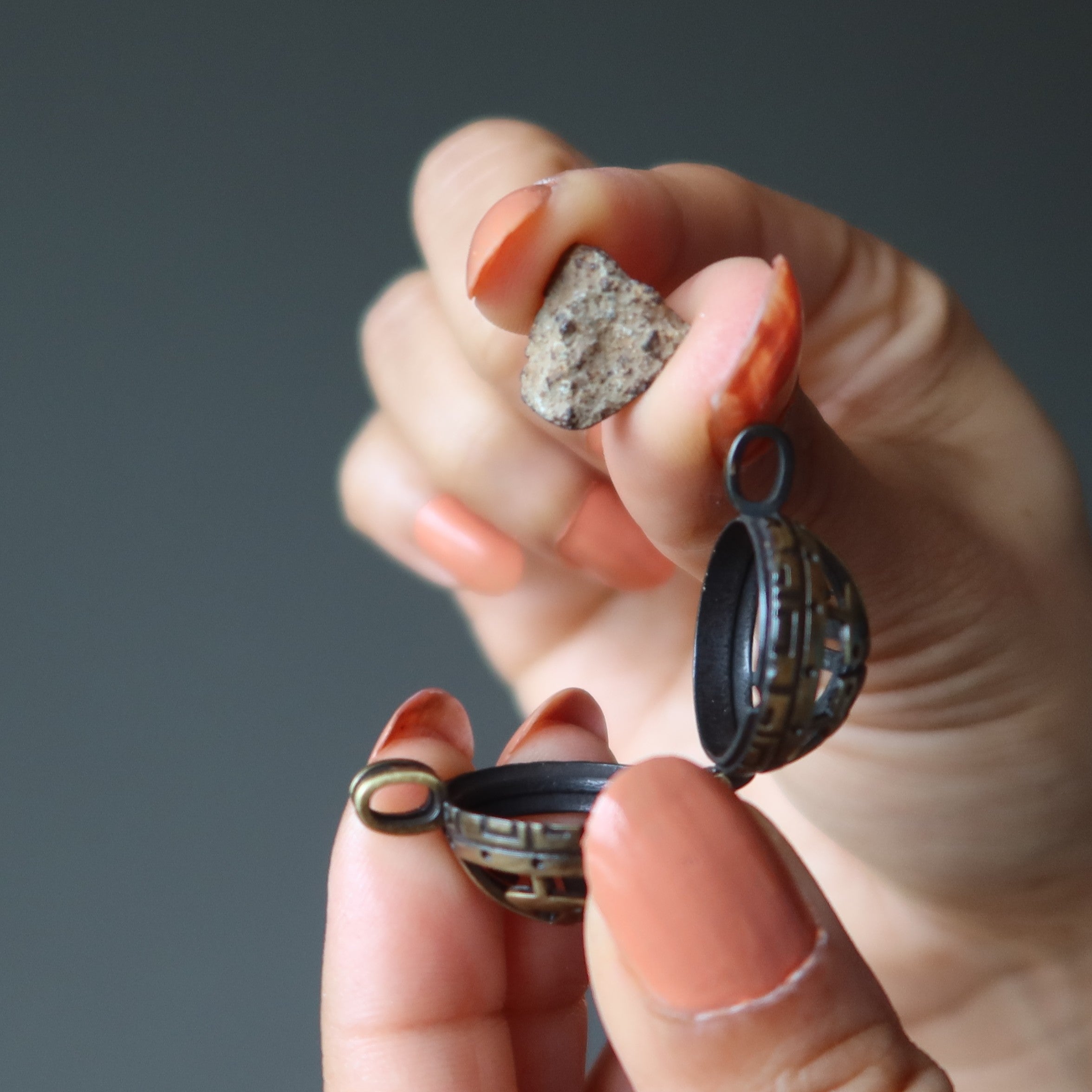 Gao-Guenie Meteoritenanhänger Galaxie Medaillon Messing