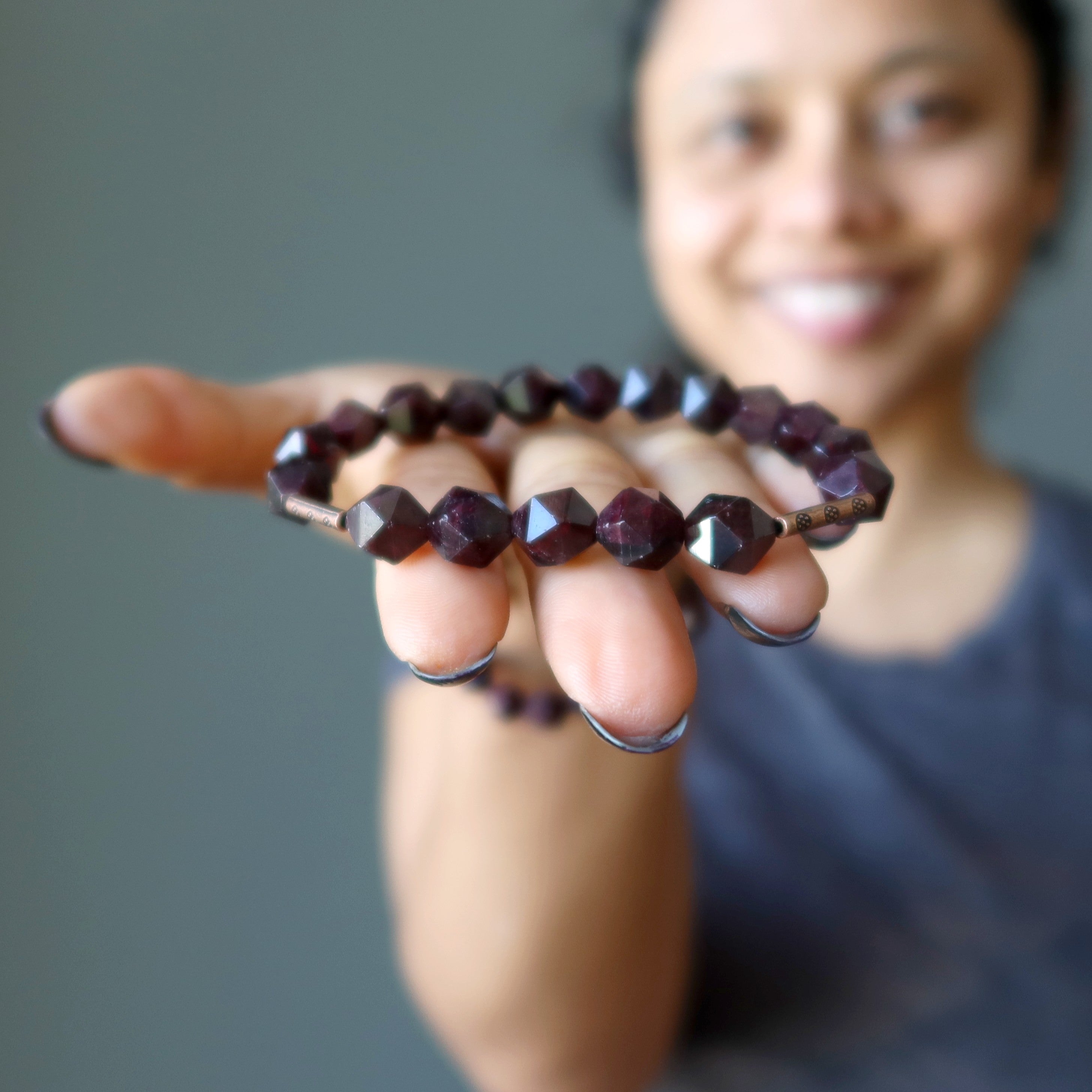 Bracelet Grenat Pierres Rouges Facettées Laiton Vieilli Funky Dance