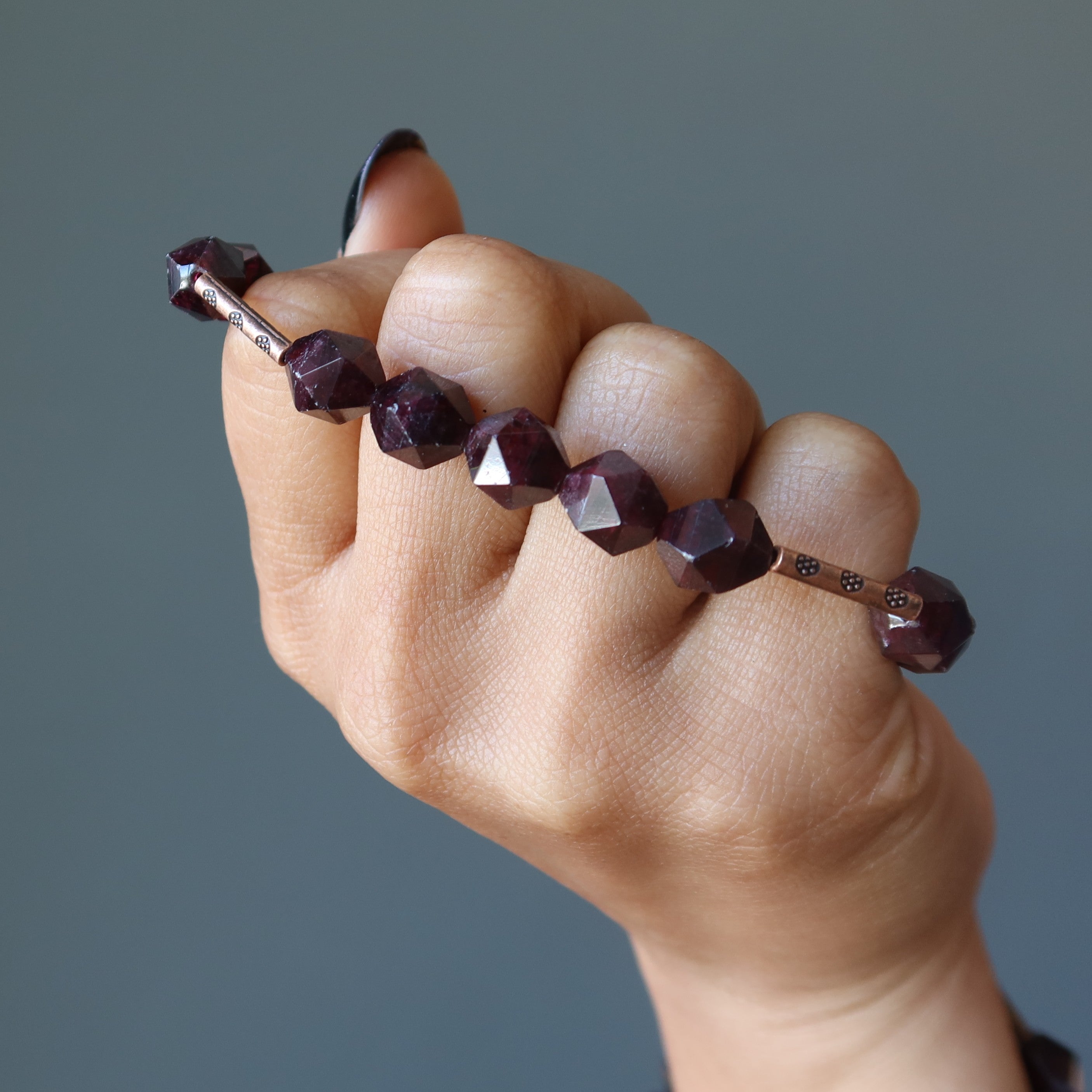 Bracelet Grenat Pierres Rouges Facettées Laiton Vieilli Funky Dance