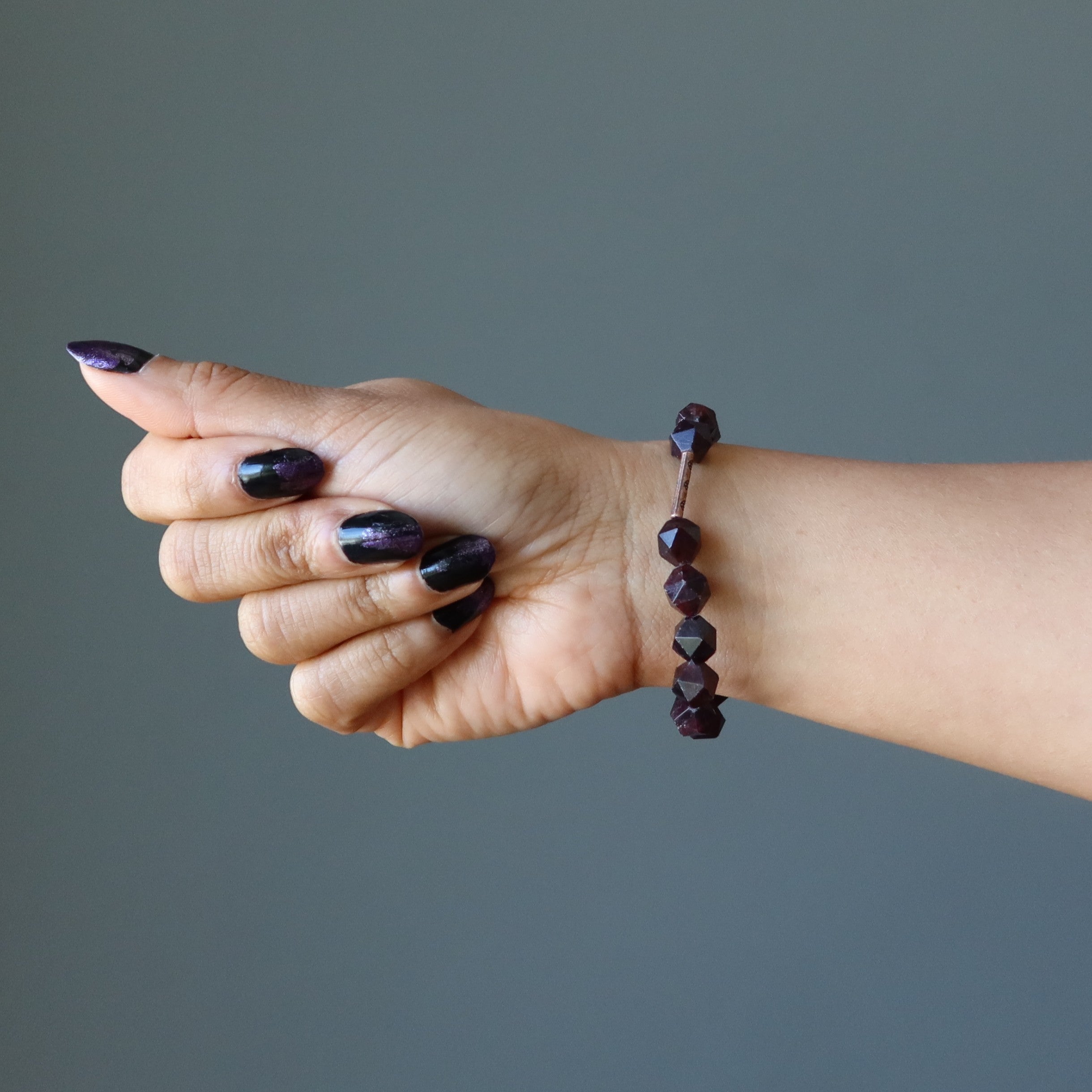 Bracelet Grenat Pierres Rouges Facettées Laiton Vieilli Funky Dance
