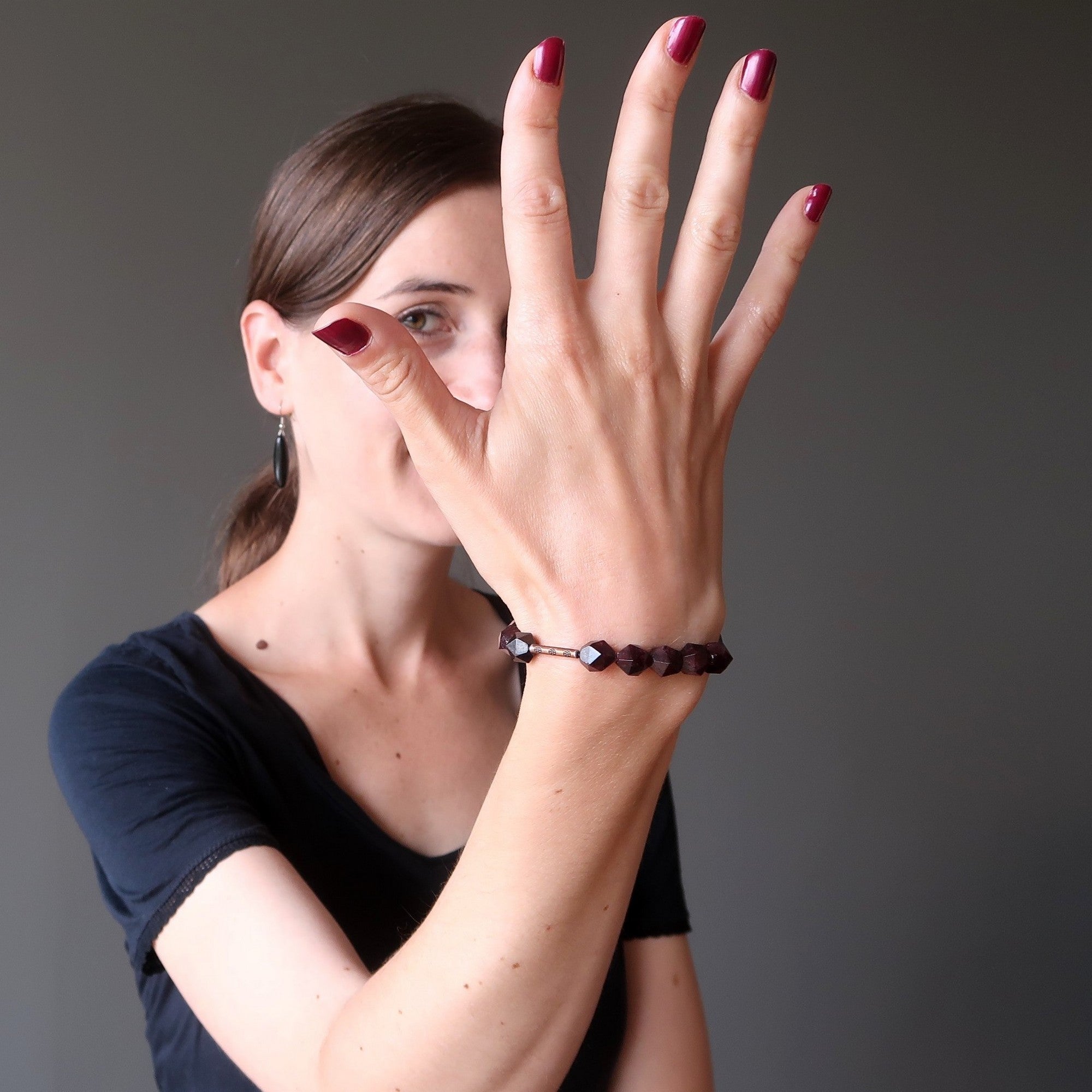 Bracelet Grenat Pierres Rouges Facettées Laiton Vieilli Funky Dance