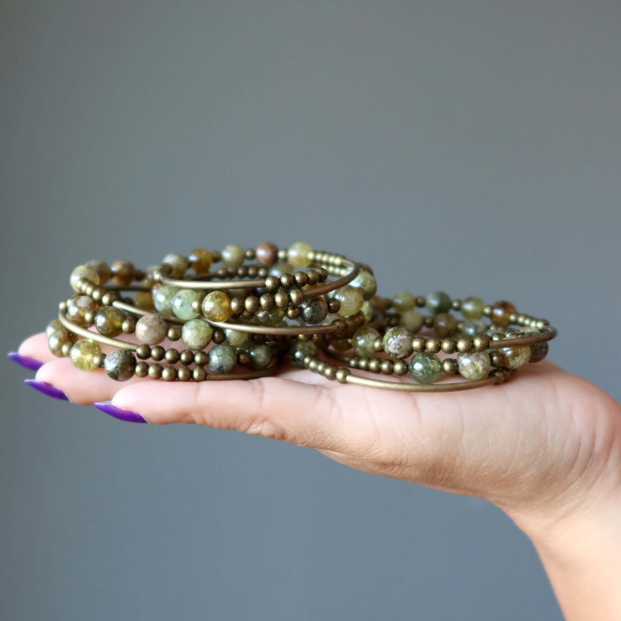 Bracelet manchette Grenat vert en mémoire de forme