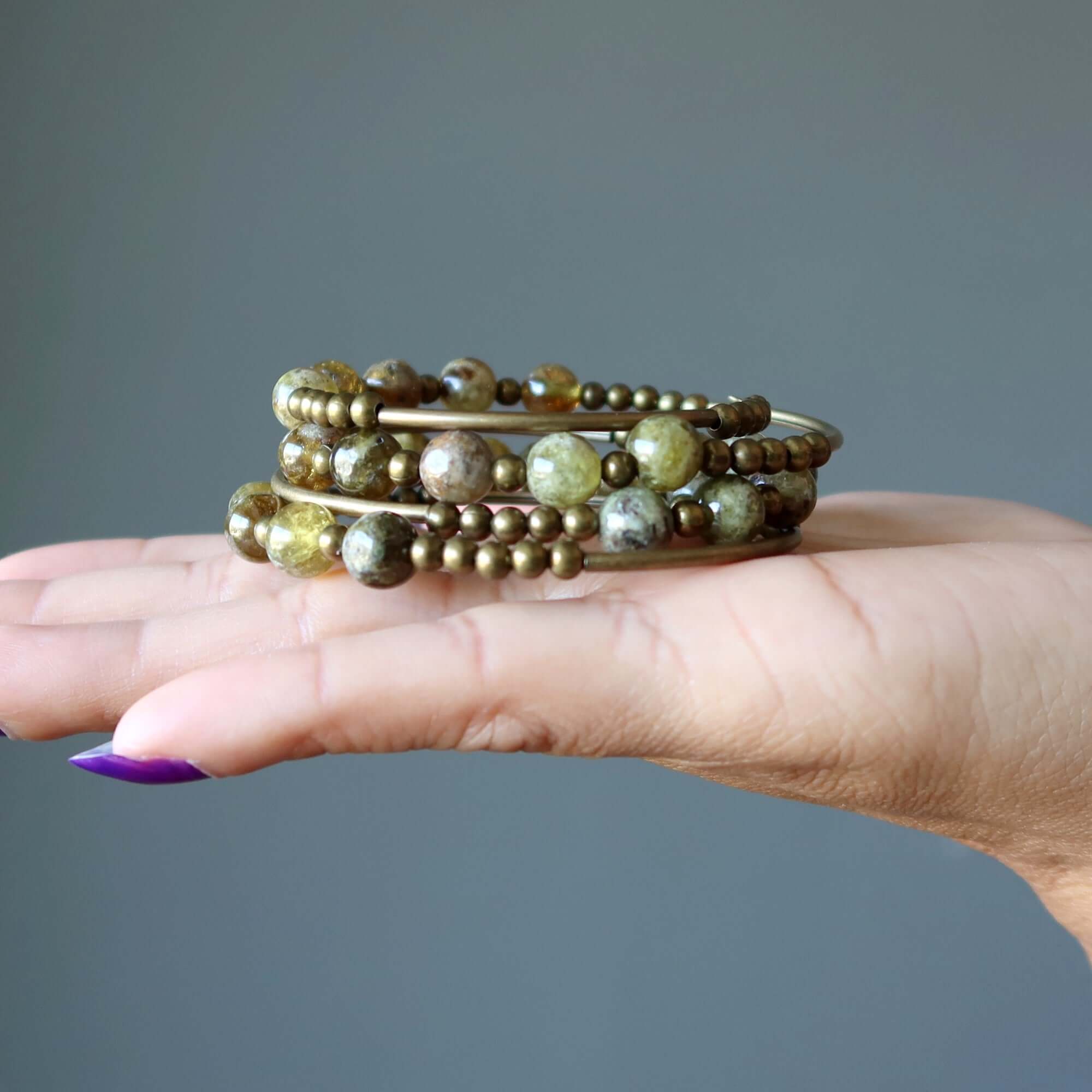 Bracelet manchette Grenat vert en mémoire de forme