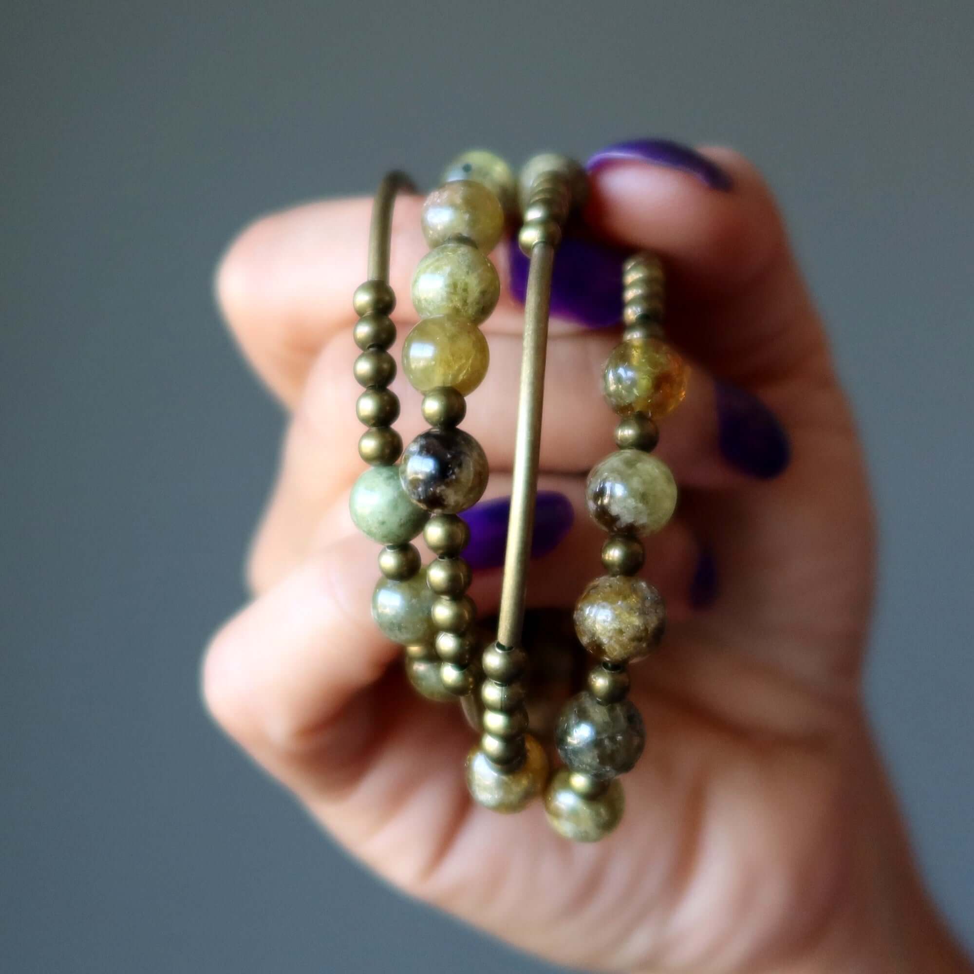 Bracelet manchette Grenat vert en mémoire de forme