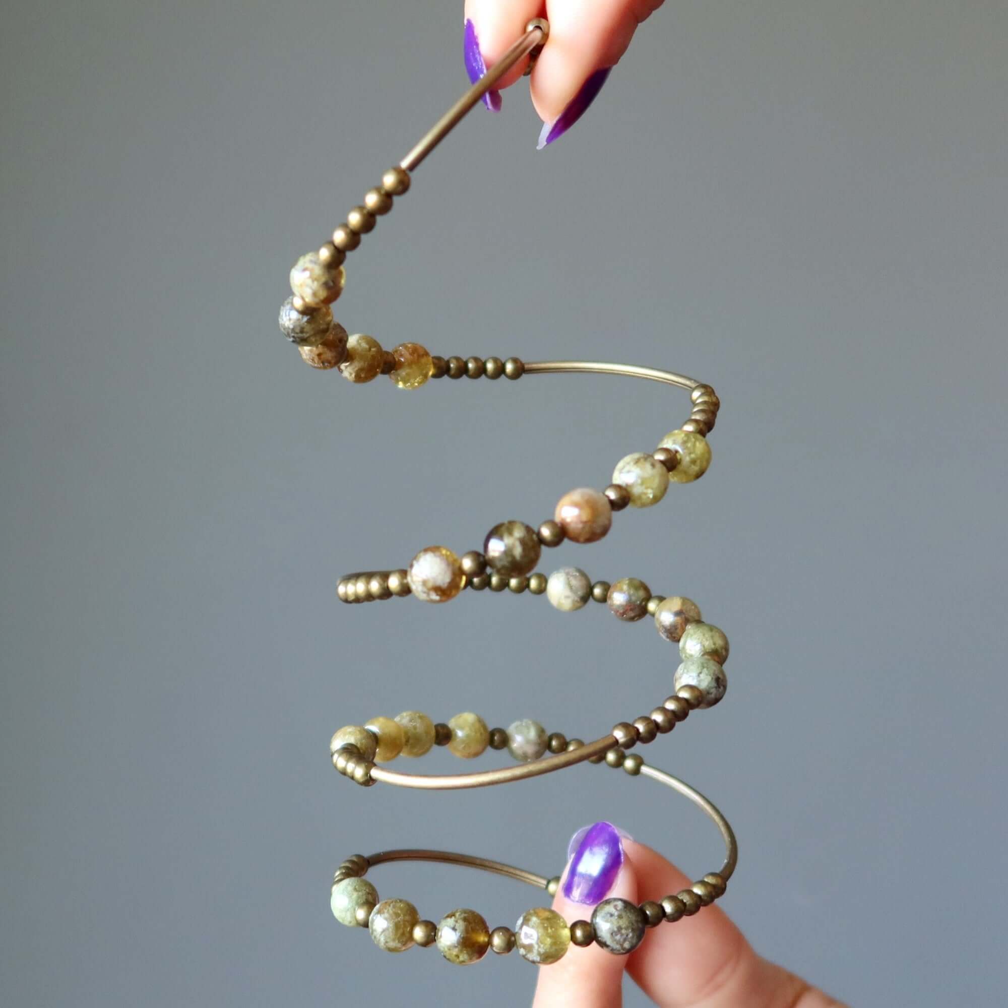Bracelet manchette Grenat vert en mémoire de forme