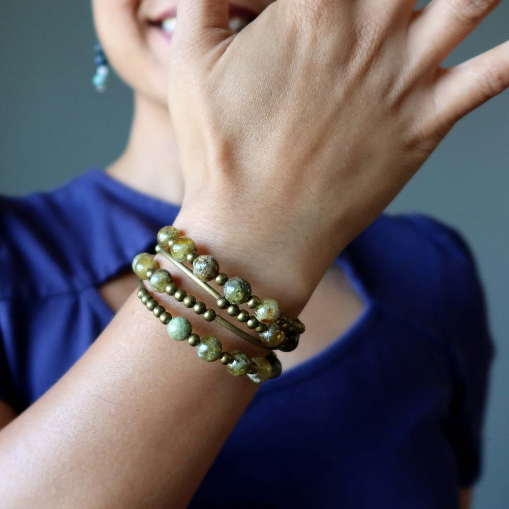 Bracelet manchette Grenat vert en mémoire de forme