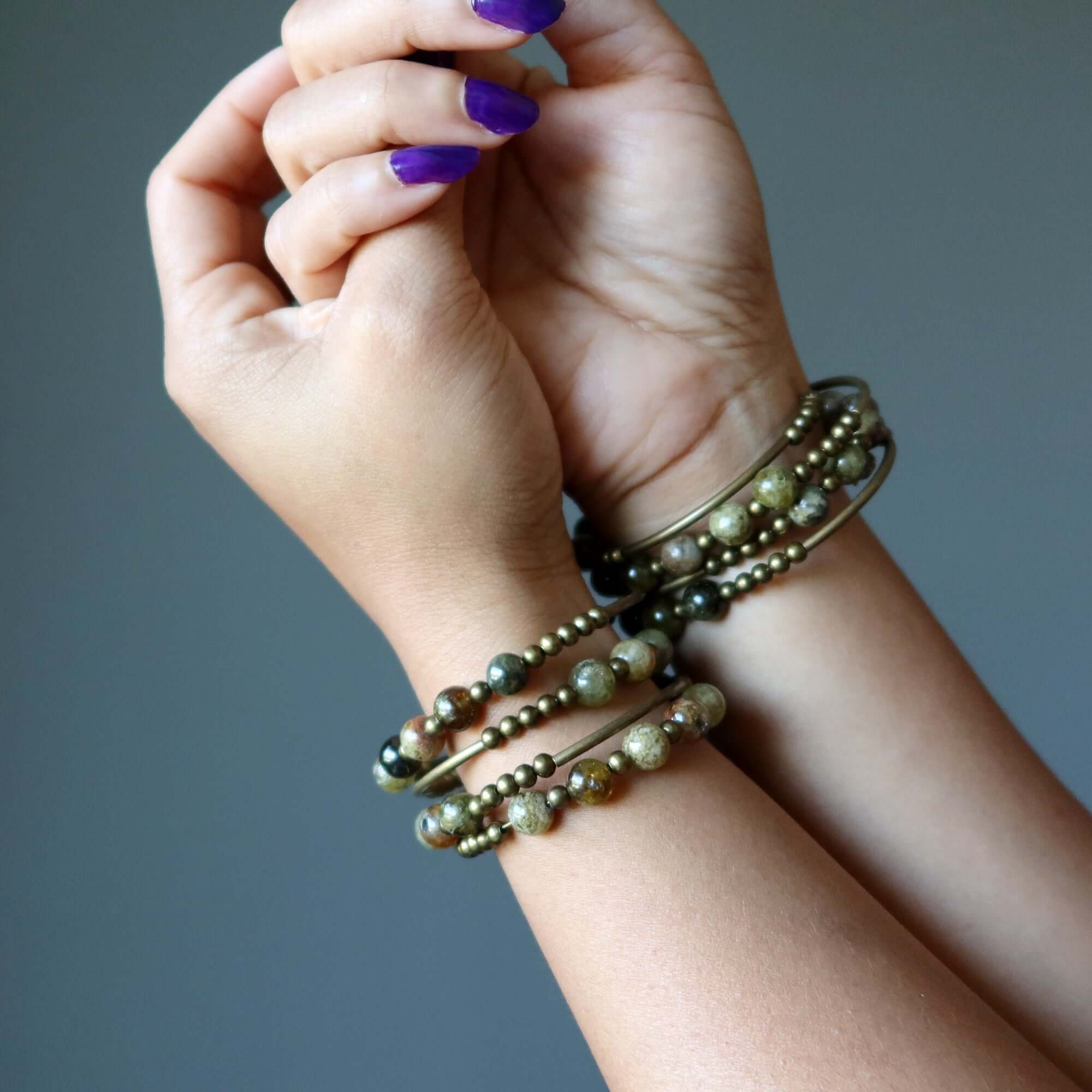 Bracelet manchette Grenat vert en mémoire de forme
