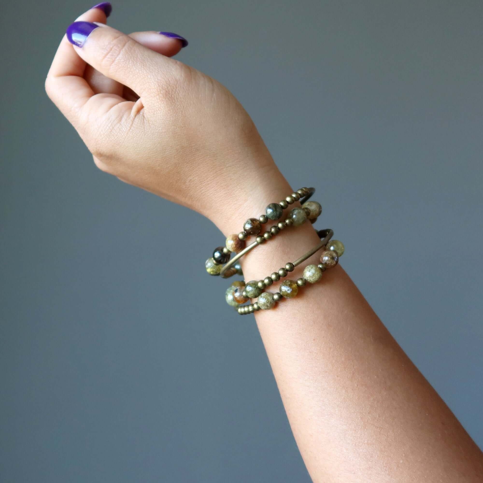 Bracelet manchette Grenat vert en mémoire de forme