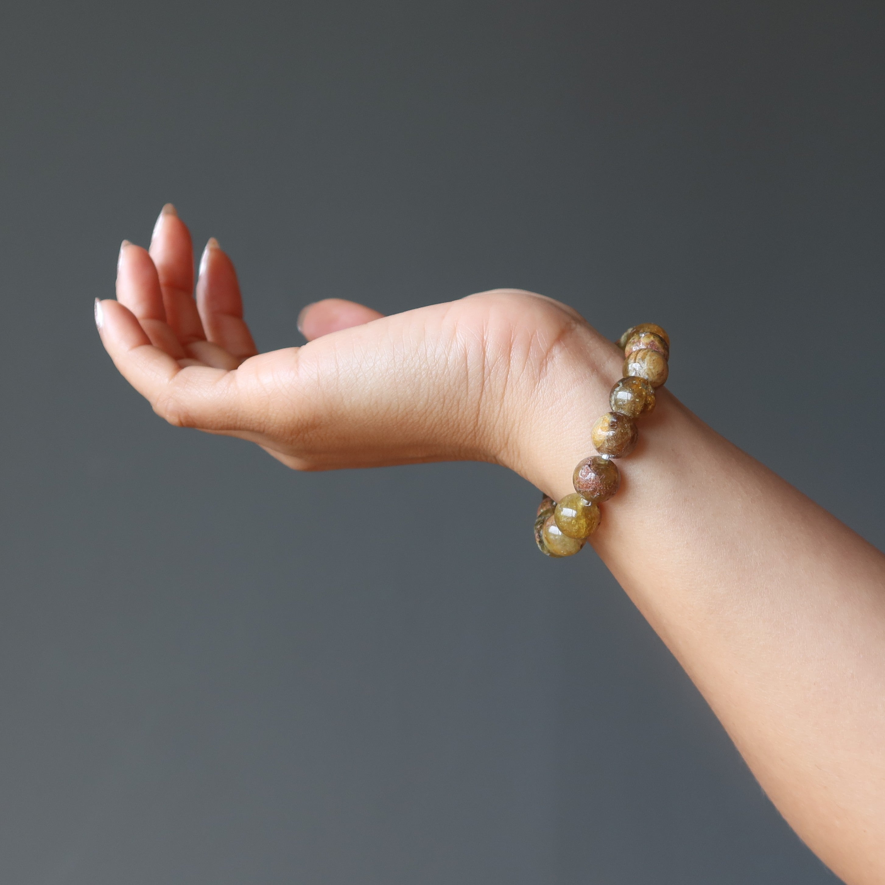 Bracelet en grenat rare, gemme grossulaire verte, jeunesse éternelle