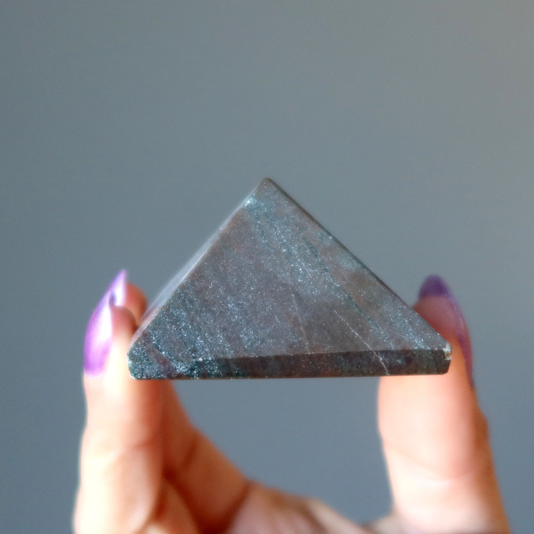 Granat-Pyramide, die Energie ausstößt, dunkelroter Stein