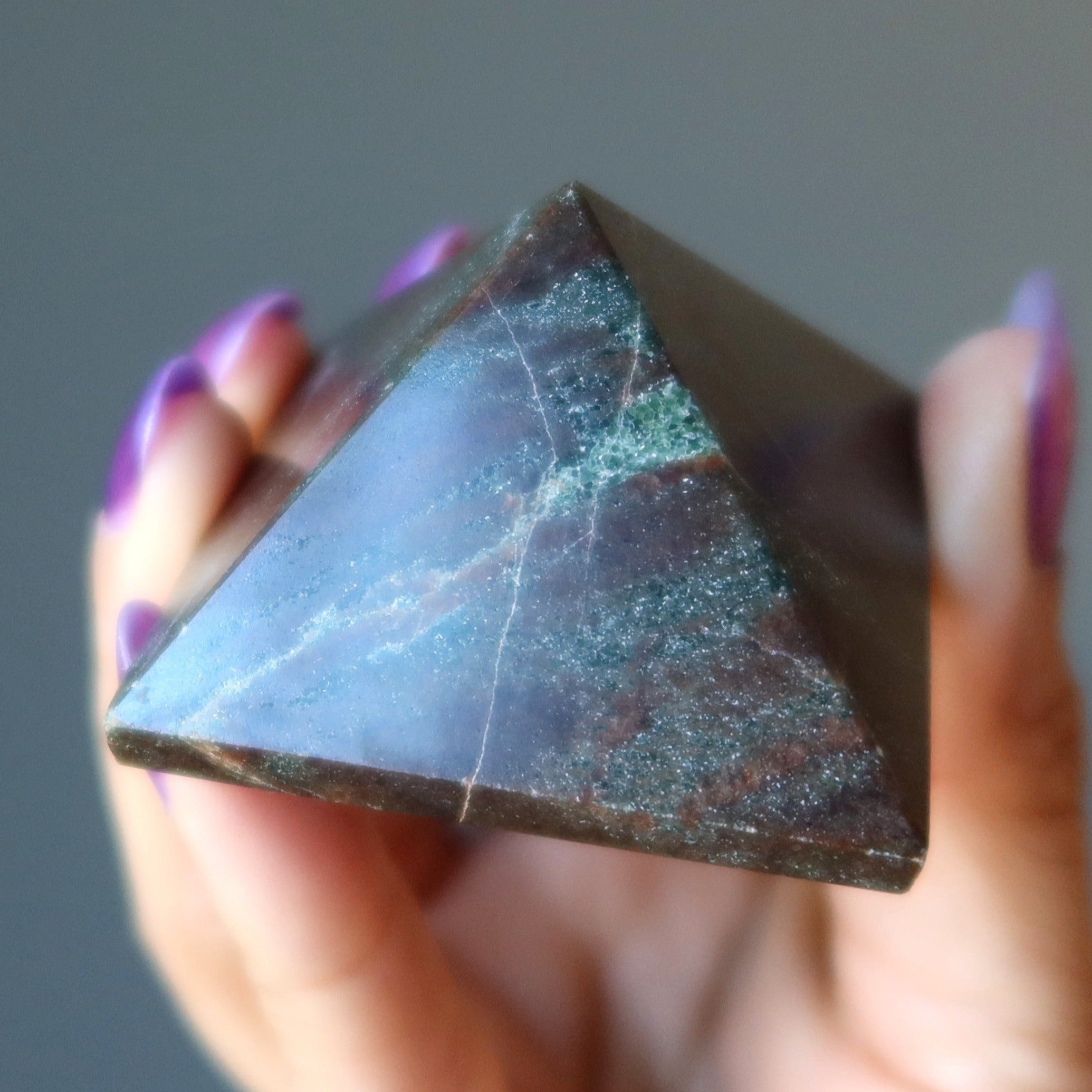Granat-Pyramide, die Energie ausstößt, dunkelroter Stein