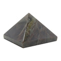 Granat-Pyramide, die Energie ausstößt, dunkelroter Stein