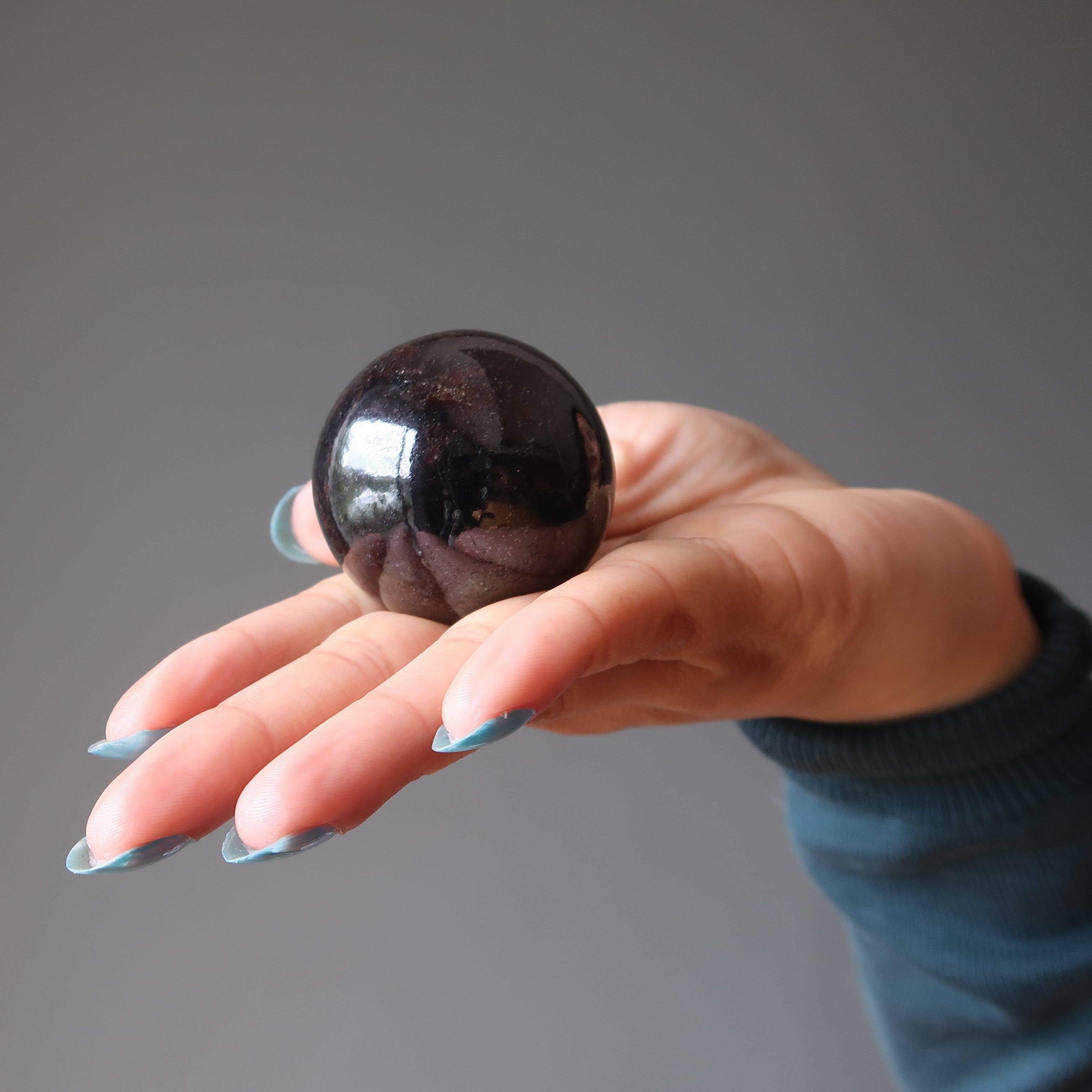 Sphère de Grenat Vin Rouge Profond Boule de Cristal Fin