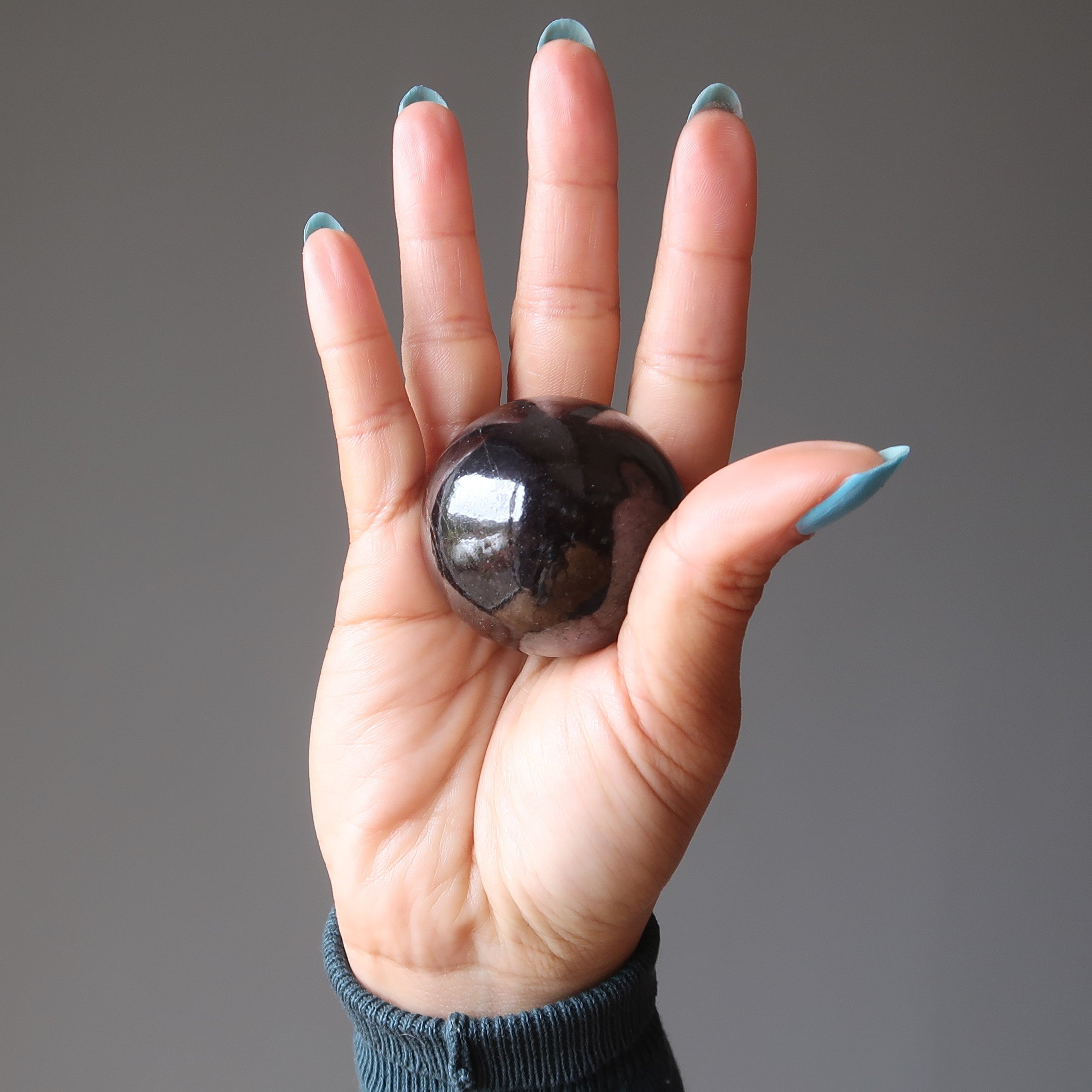 Sphère de Grenat Vin Rouge Profond Boule de Cristal Fin