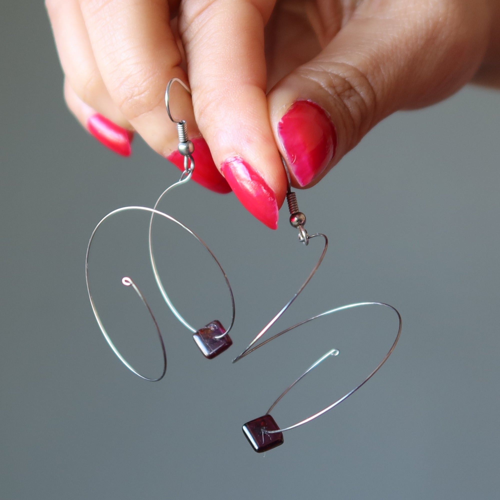 Boucles d'oreilles grenat, style spirale, argent, gemmes carrées