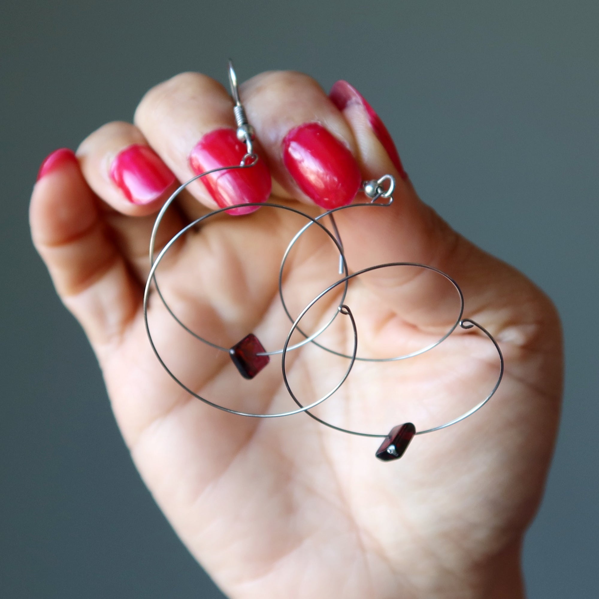 Boucles d'oreilles grenat, style spirale, argent, gemmes carrées