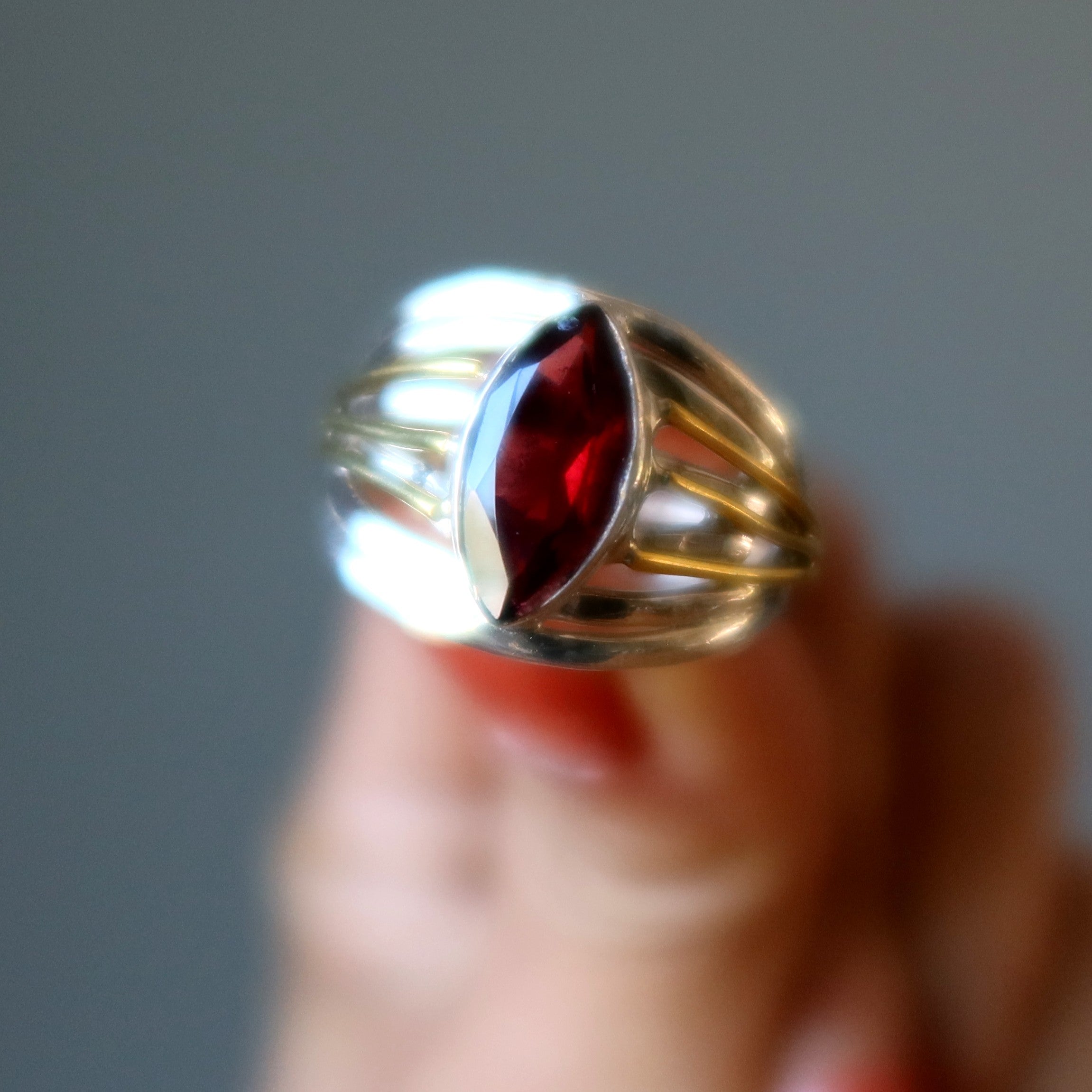 Granatring Strahlendes Rot Sterlingsilber Gold Größe 8.5