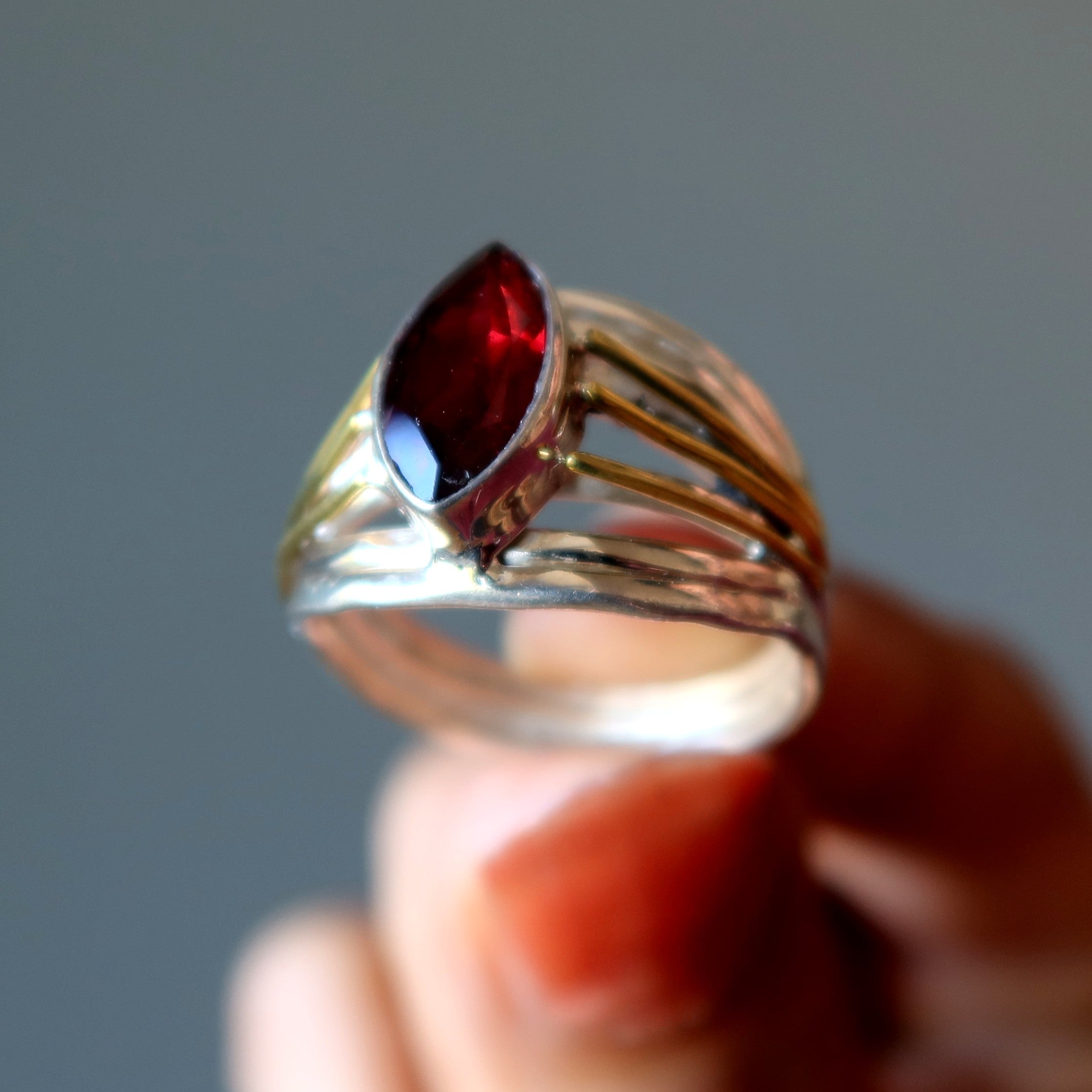 Granatring Strahlendes Rot Sterlingsilber Gold Größe 8.5