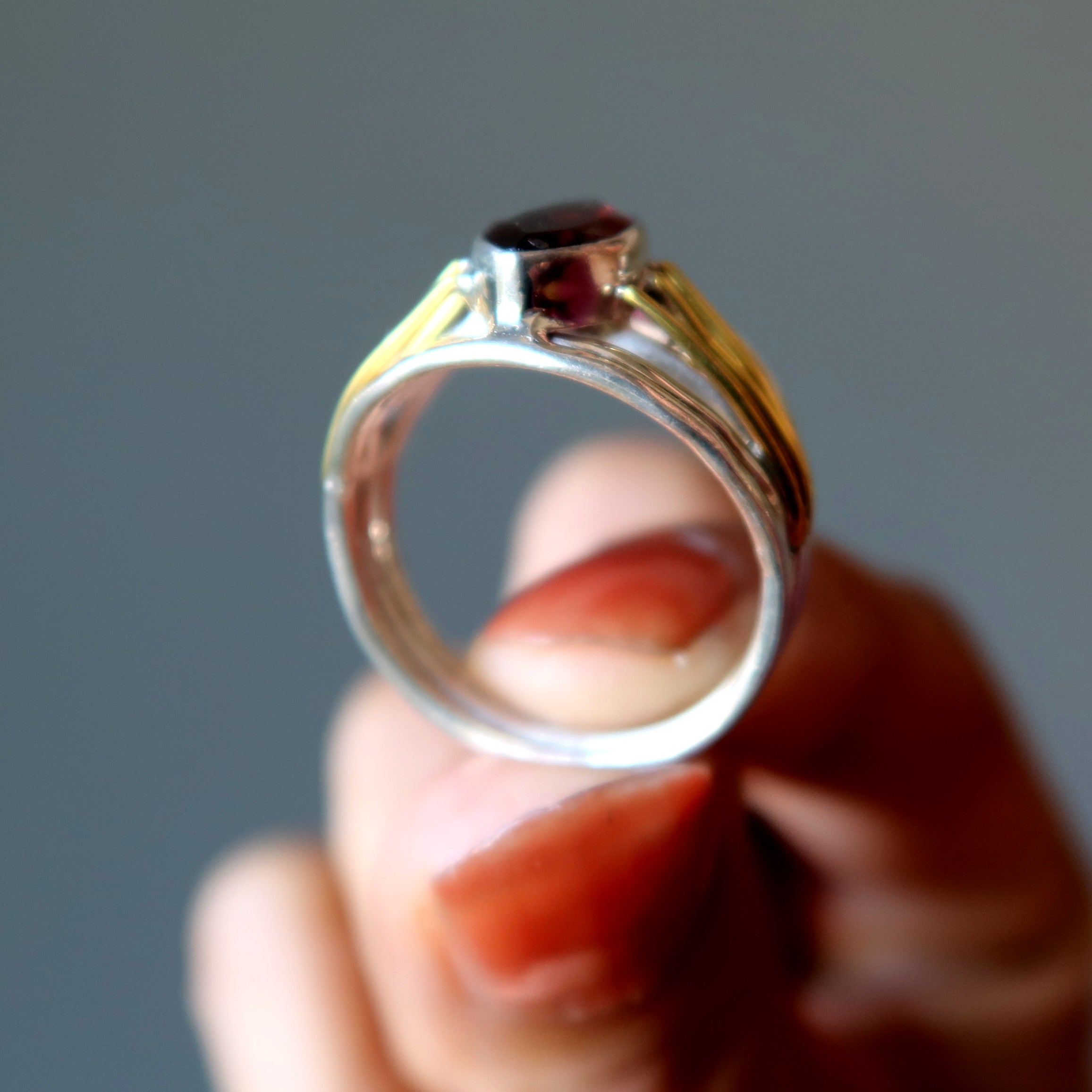 Granatring Strahlendes Rot Sterlingsilber Gold Größe 8.5