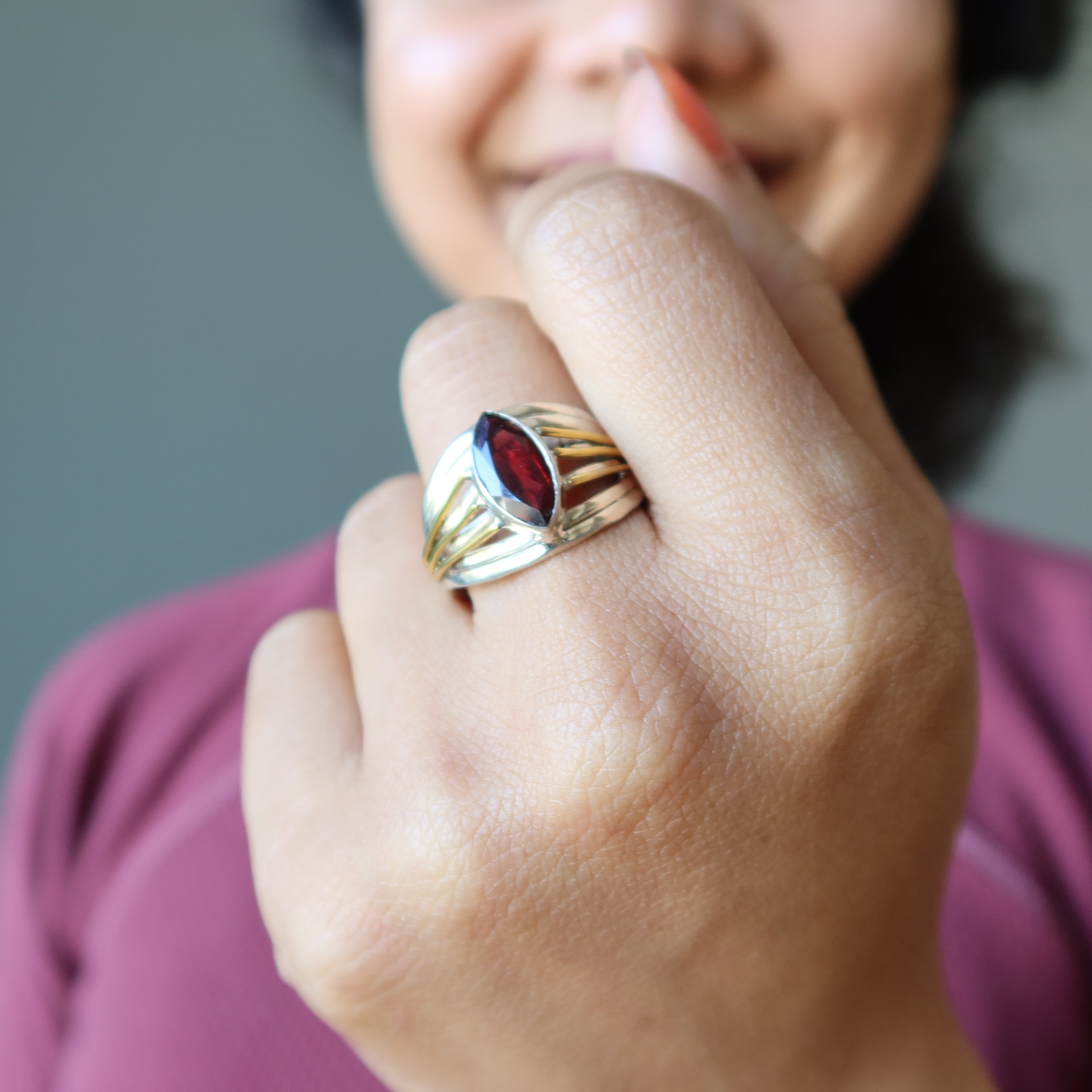 Granatring Strahlendes Rot Sterlingsilber Gold Größe 8.5
