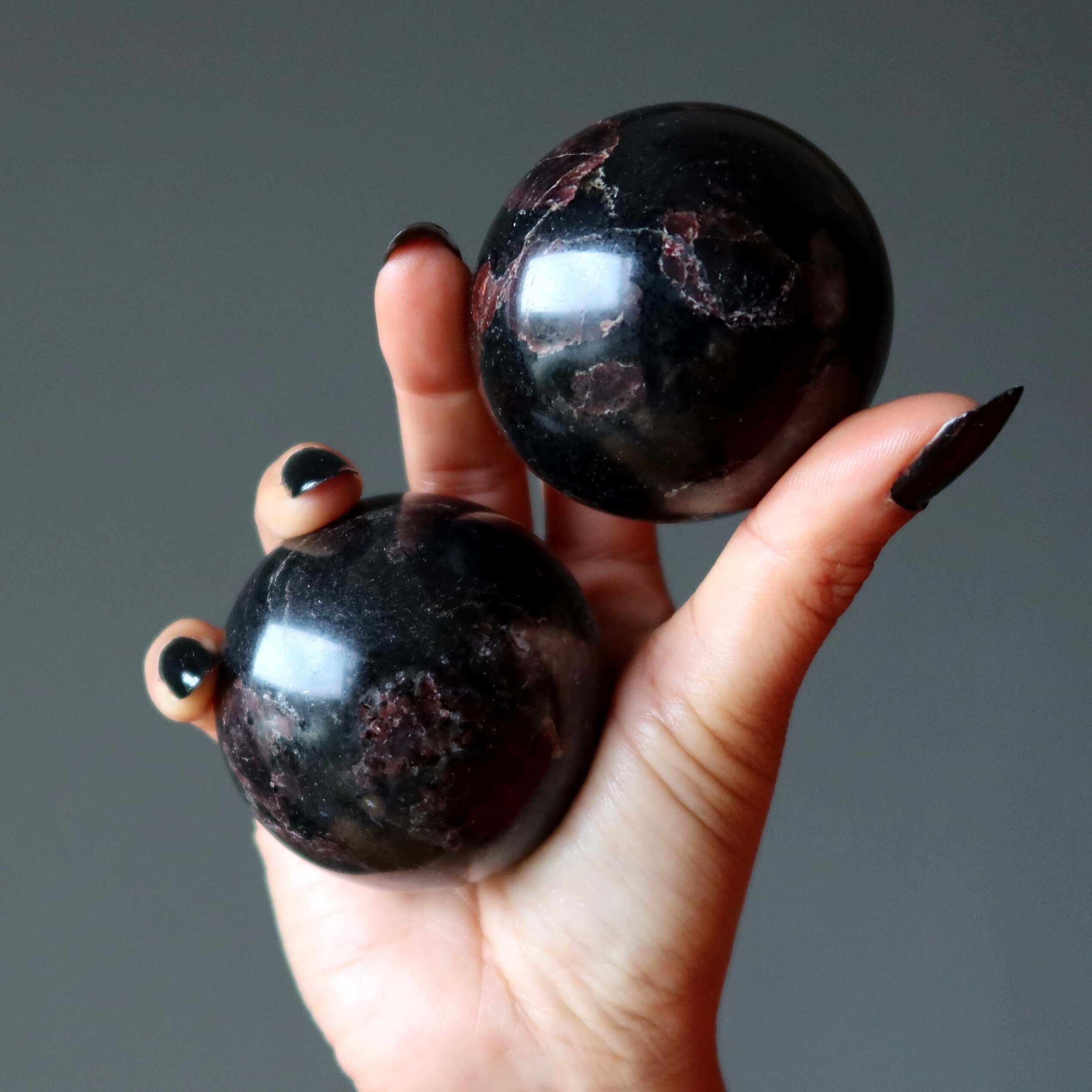 Sphère de grenat matrice noire boule de cristal esprit