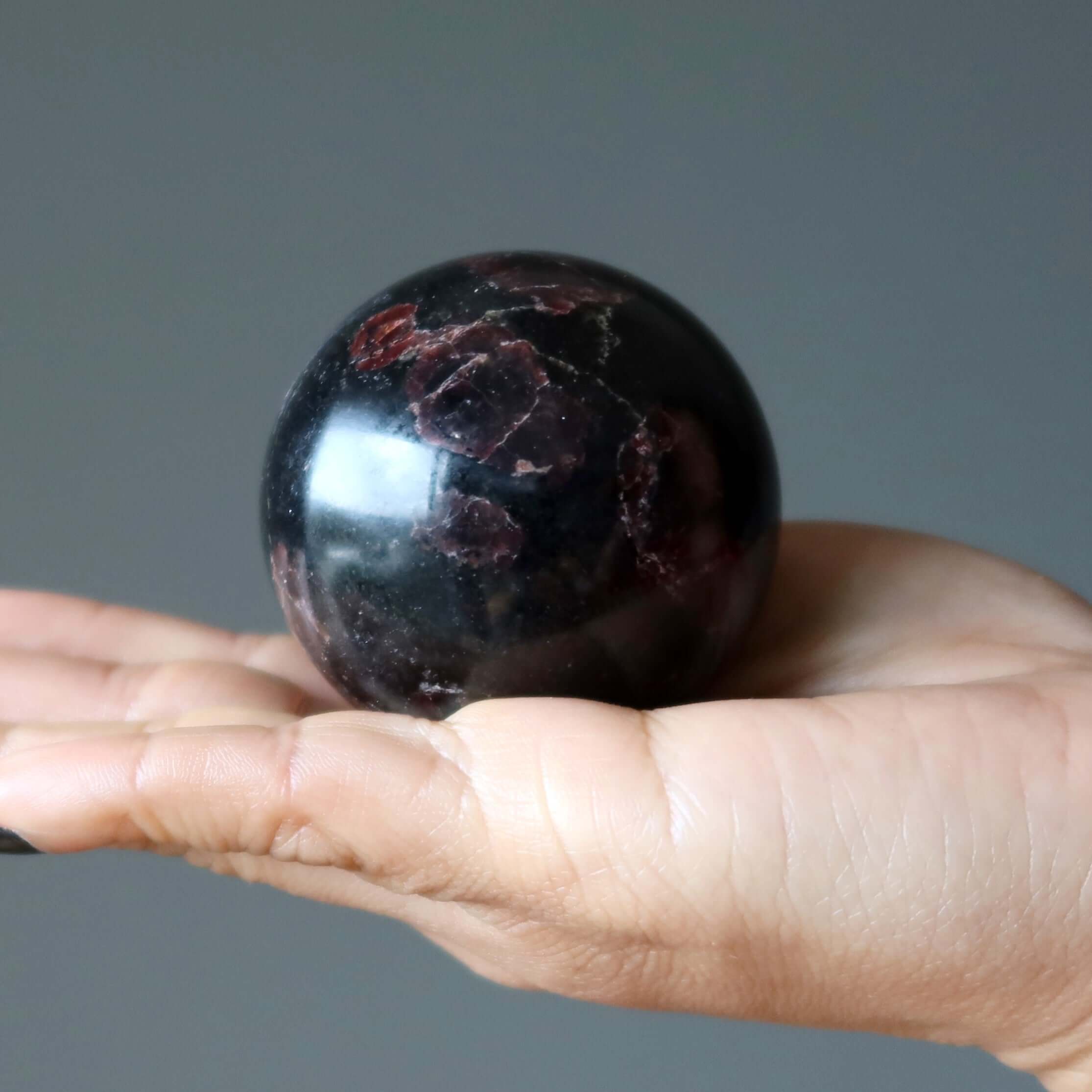 Sphère de grenat matrice noire boule de cristal esprit