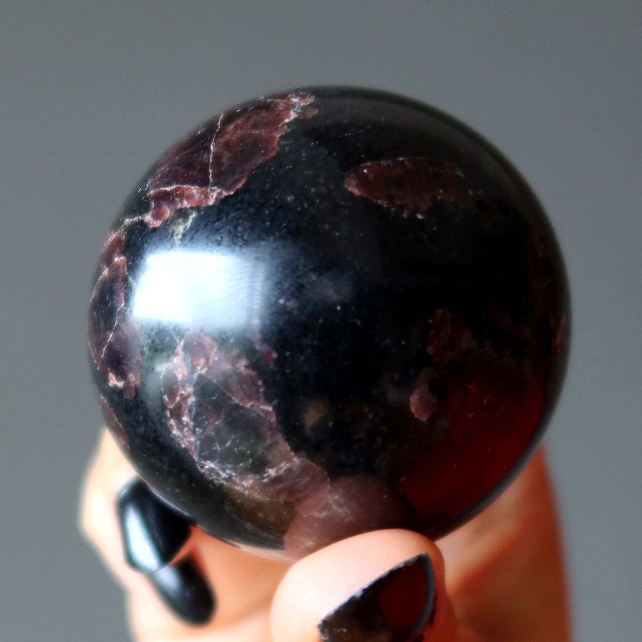 Sphère de grenat matrice noire boule de cristal esprit