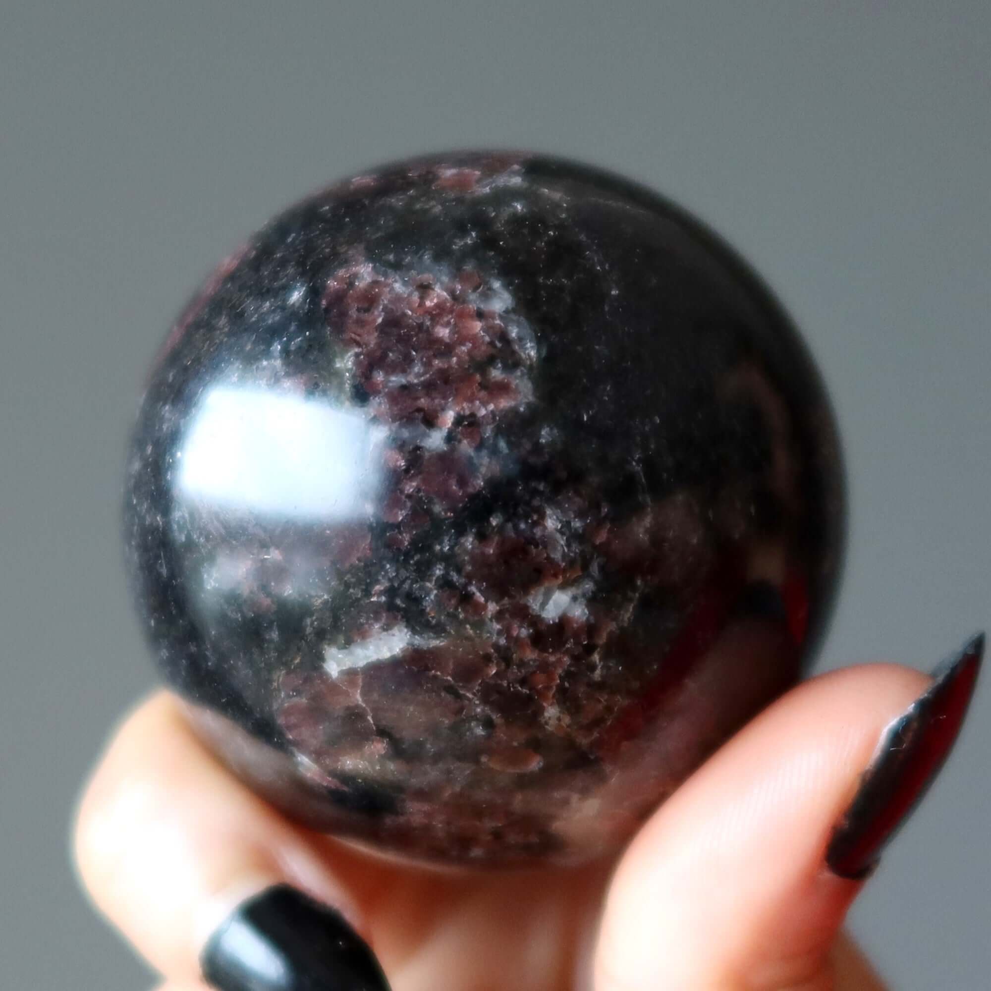 Sphère de grenat matrice noire boule de cristal esprit