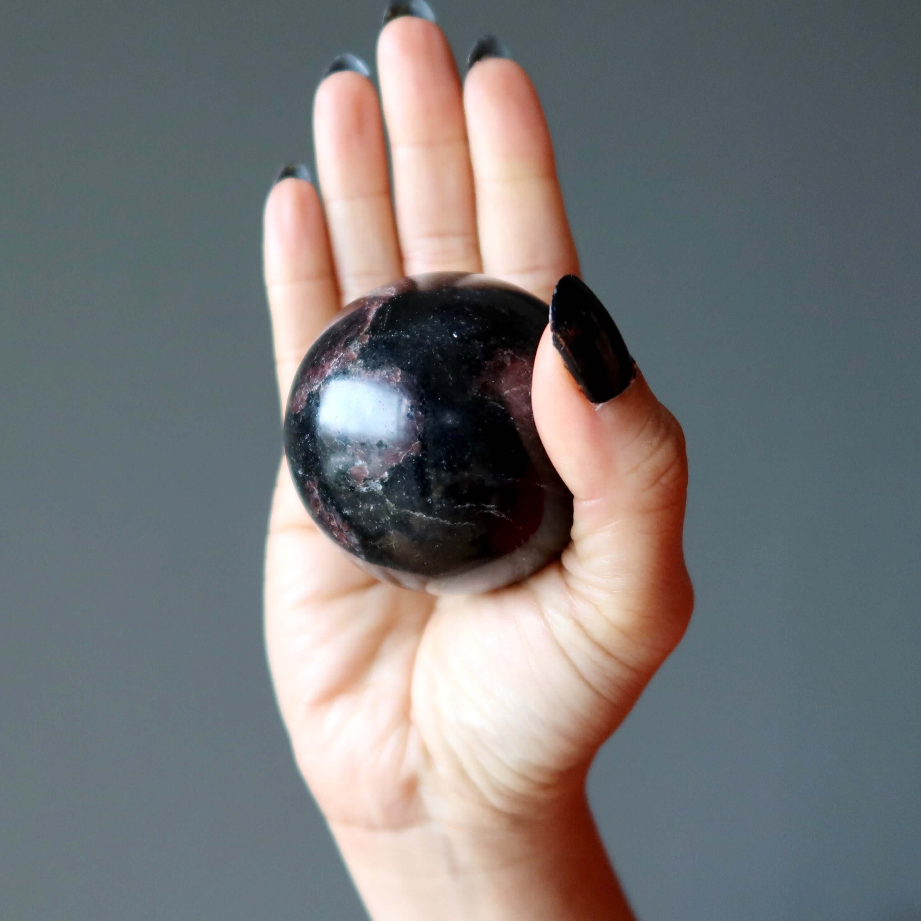 Sphère de grenat matrice noire boule de cristal esprit