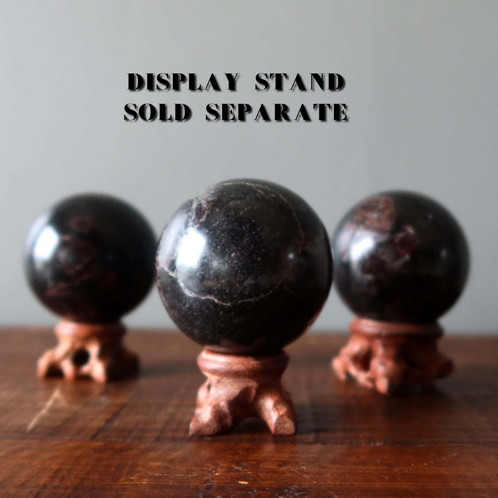 Sphère de grenat matrice noire boule de cristal esprit