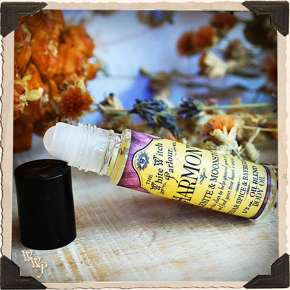 HARMONY Elixir KÖRPERÖL Roll-on. Duft nach Zeder, Gewürzen & Bayberry. Gesegnet mit Selenit- und Mondsteinkristallen.
