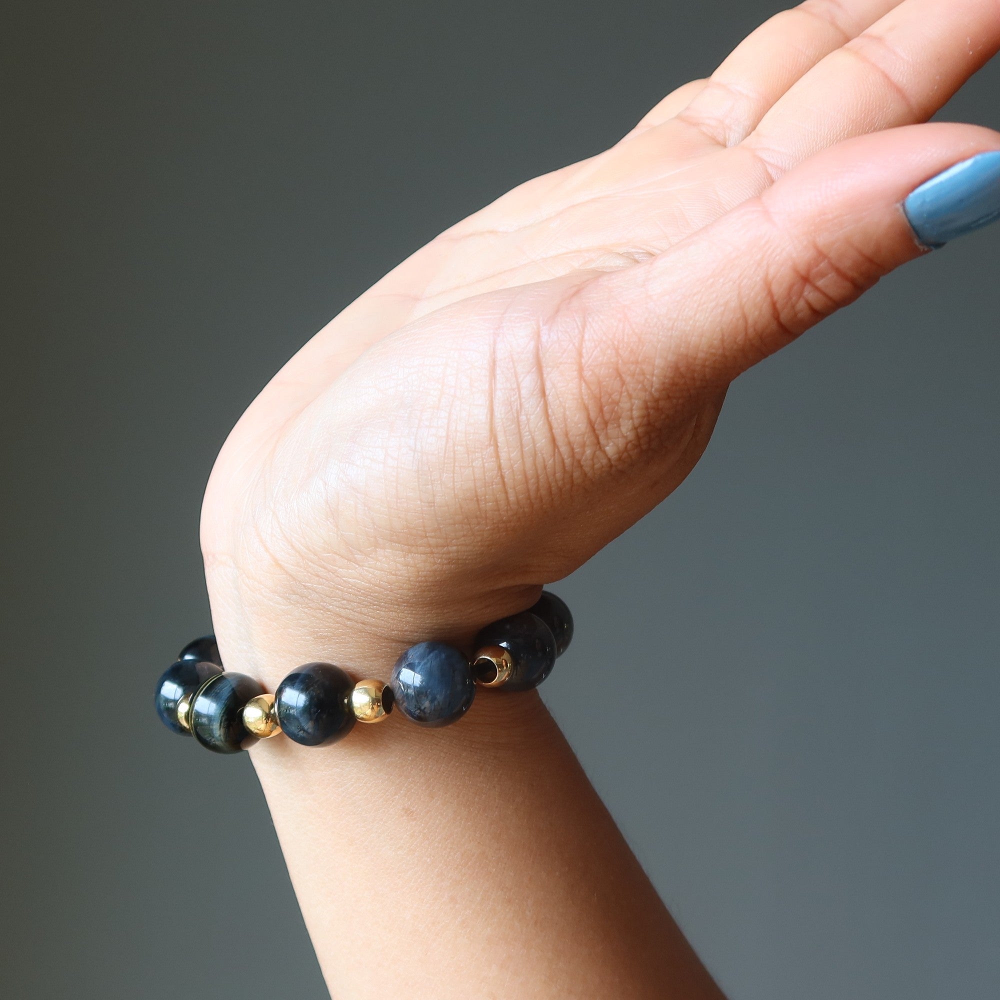 Bracelet Œil de Faucon Perles Échelon Or et Pierres Précieuses Oeil de Tigre Bleu