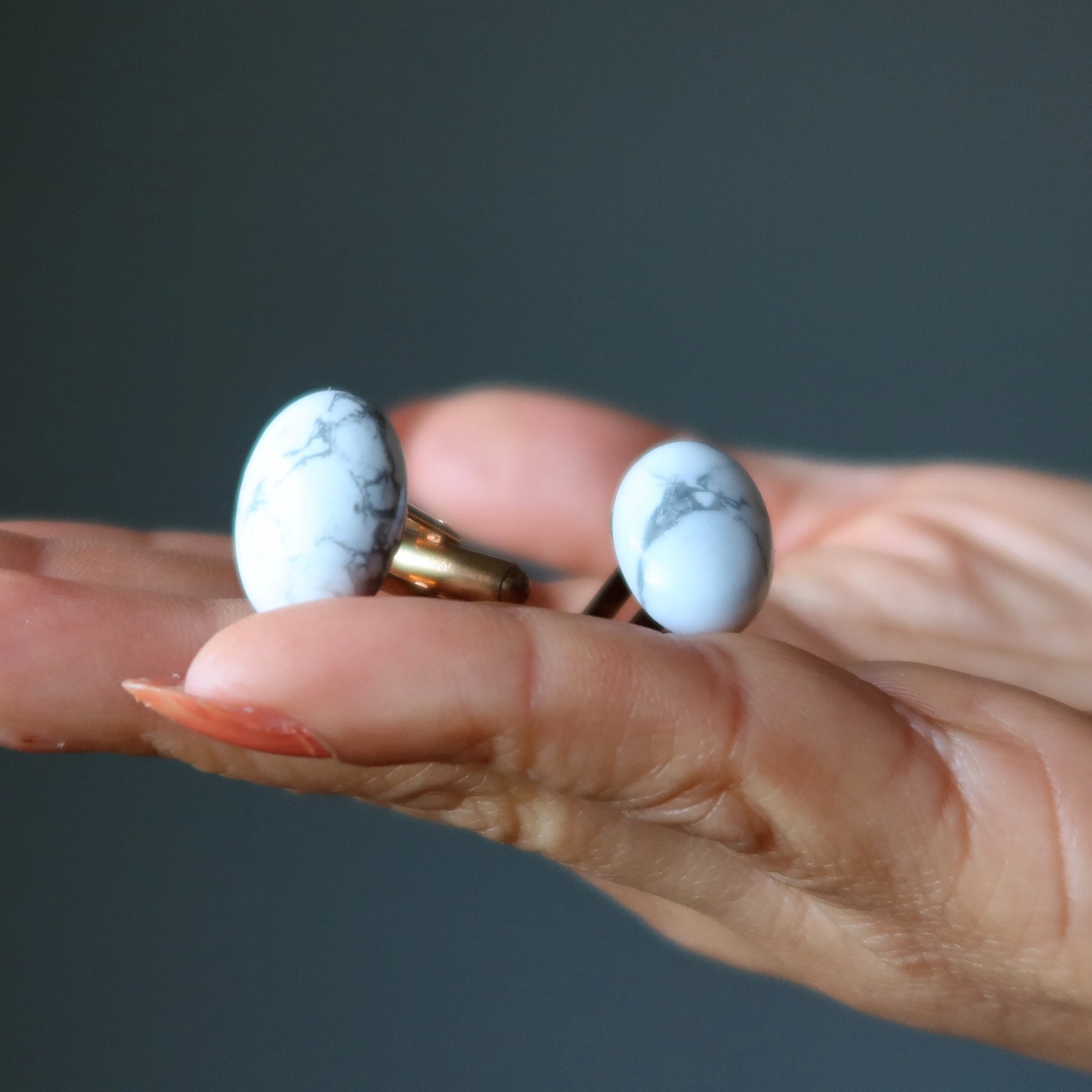 Boutons de manchette Howlite – Inspiration saine – Pierres ovales blanches sur or
