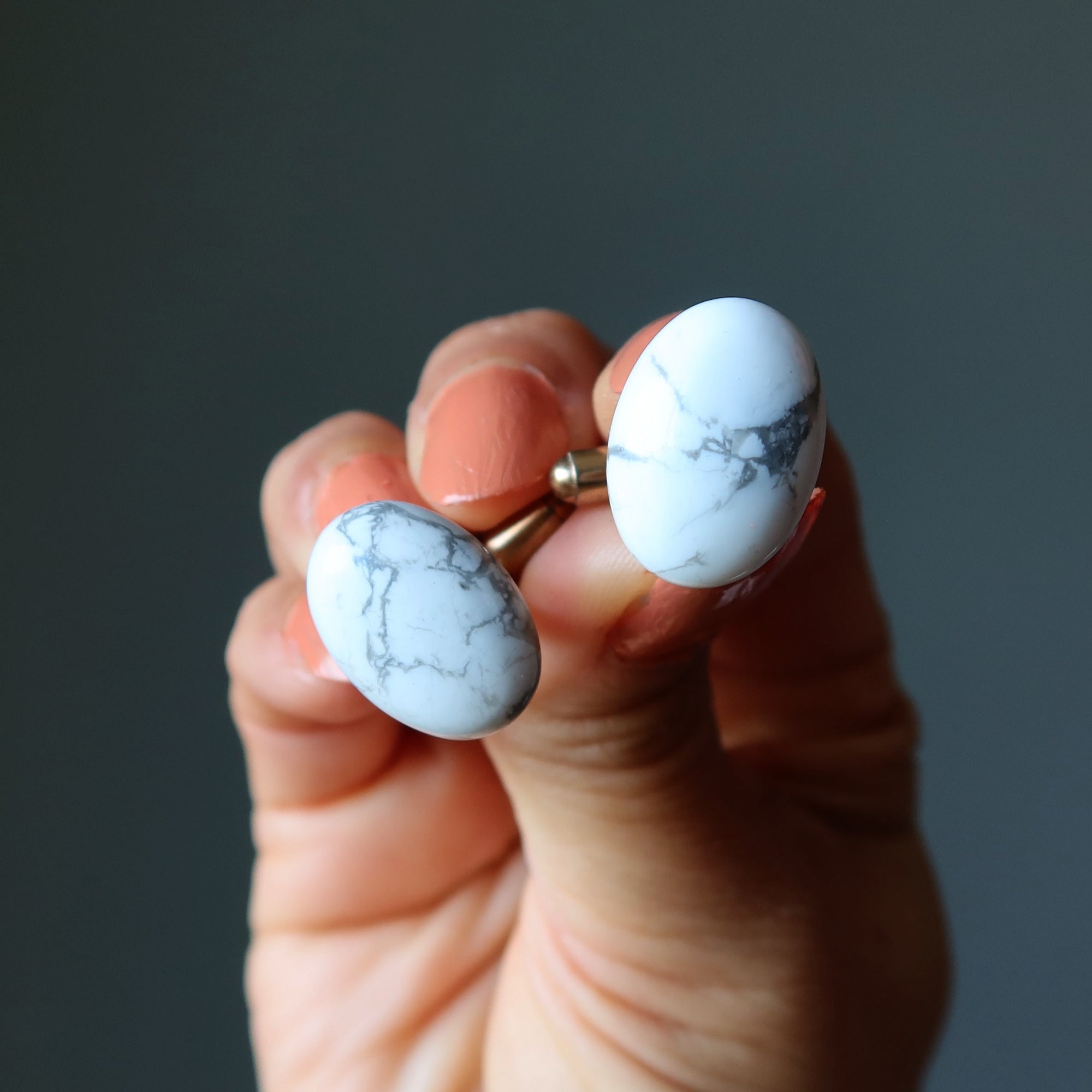 Boutons de manchette Howlite – Inspiration saine – Pierres ovales blanches sur or