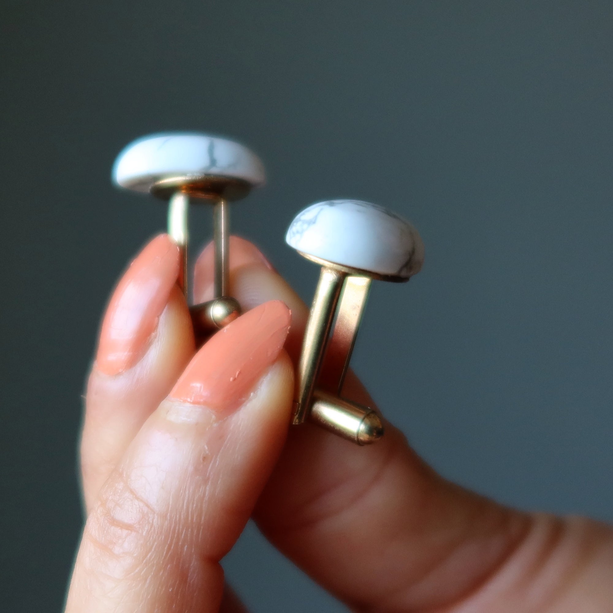 Boutons de manchette Howlite – Inspiration saine – Pierres ovales blanches sur or