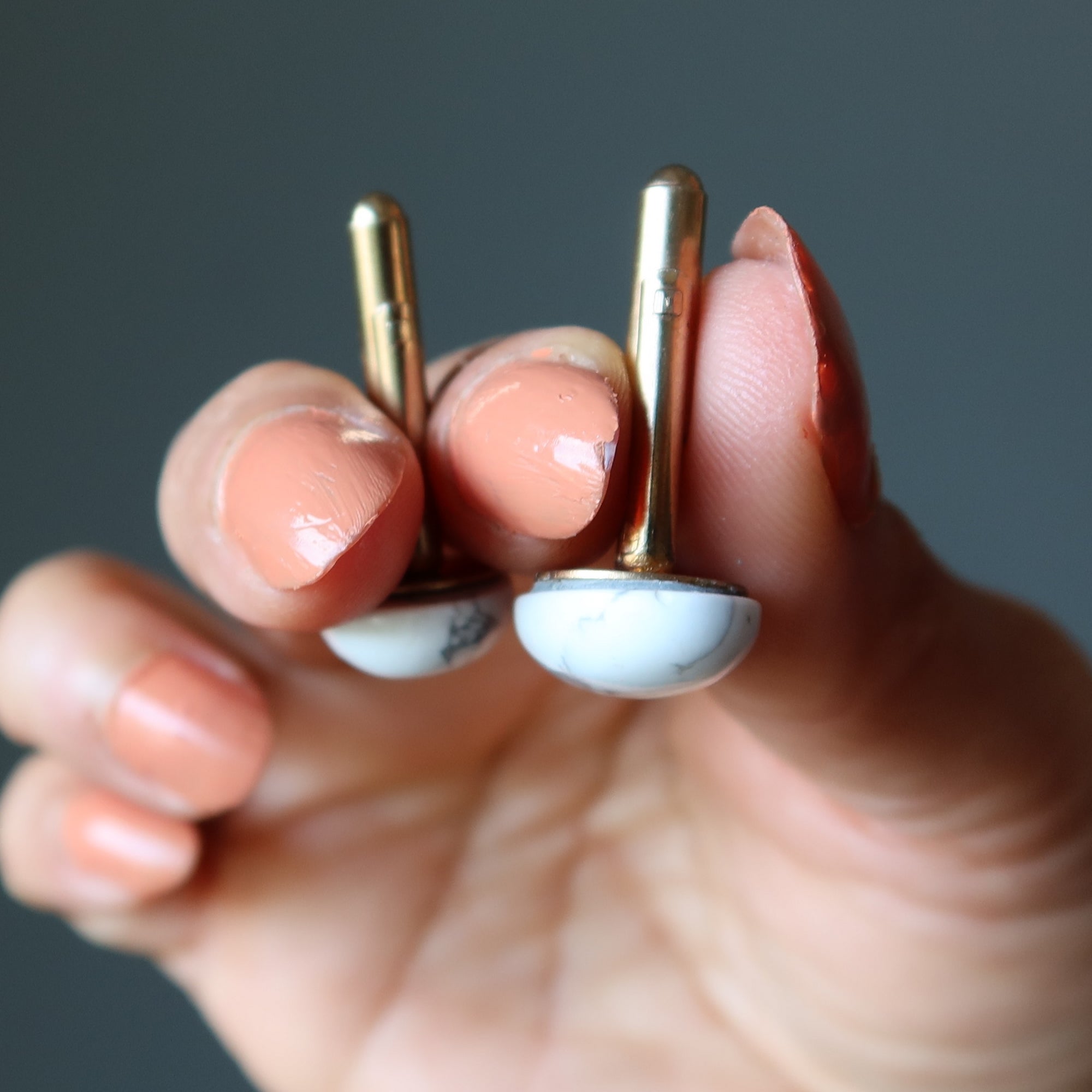 Boutons de manchette Howlite – Inspiration saine – Pierres ovales blanches sur or