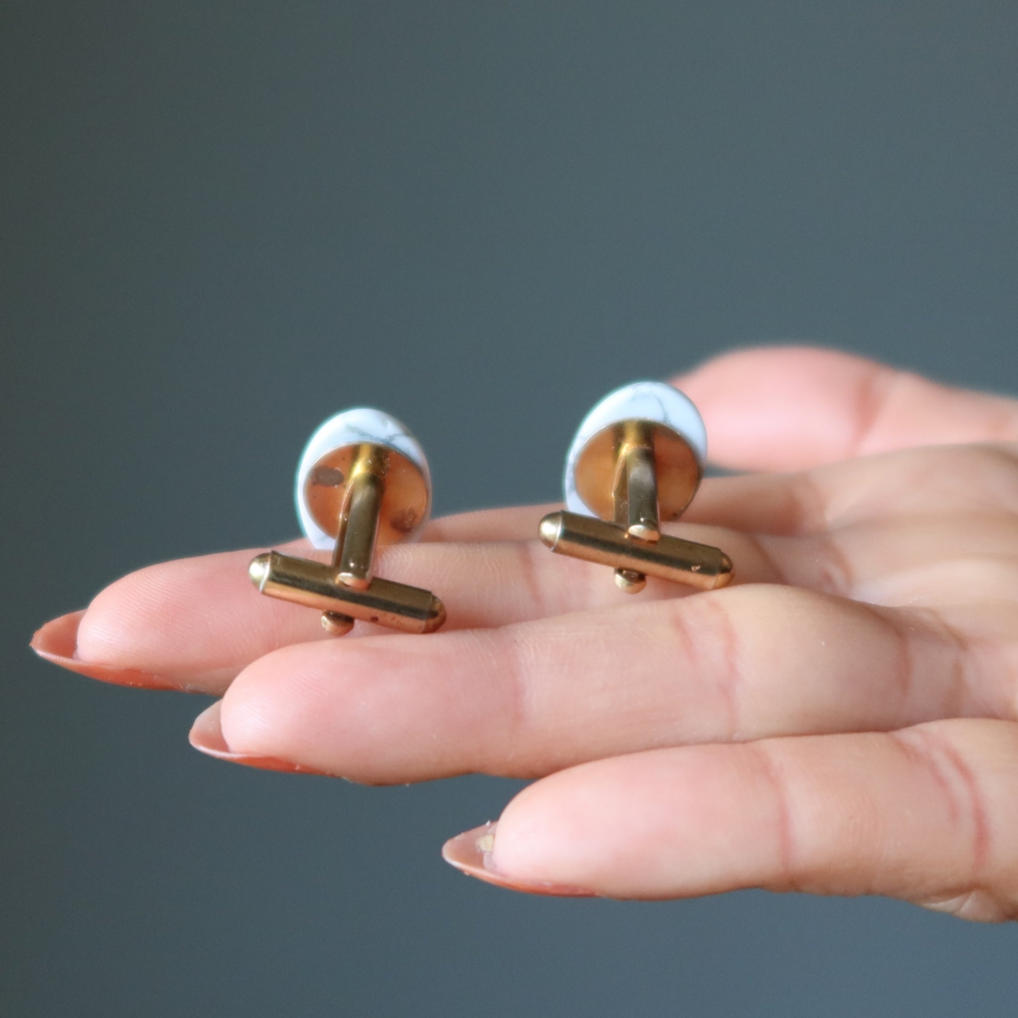 Boutons de manchette Howlite – Inspiration saine – Pierres ovales blanches sur or