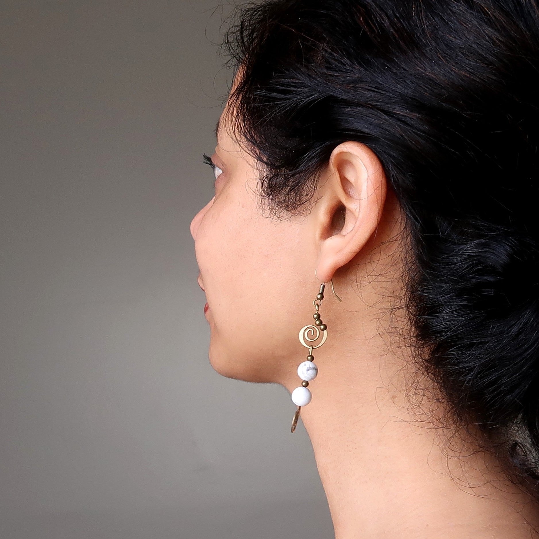 Boucles d'oreilles en howlite, gemme blanche, Spirale de paix