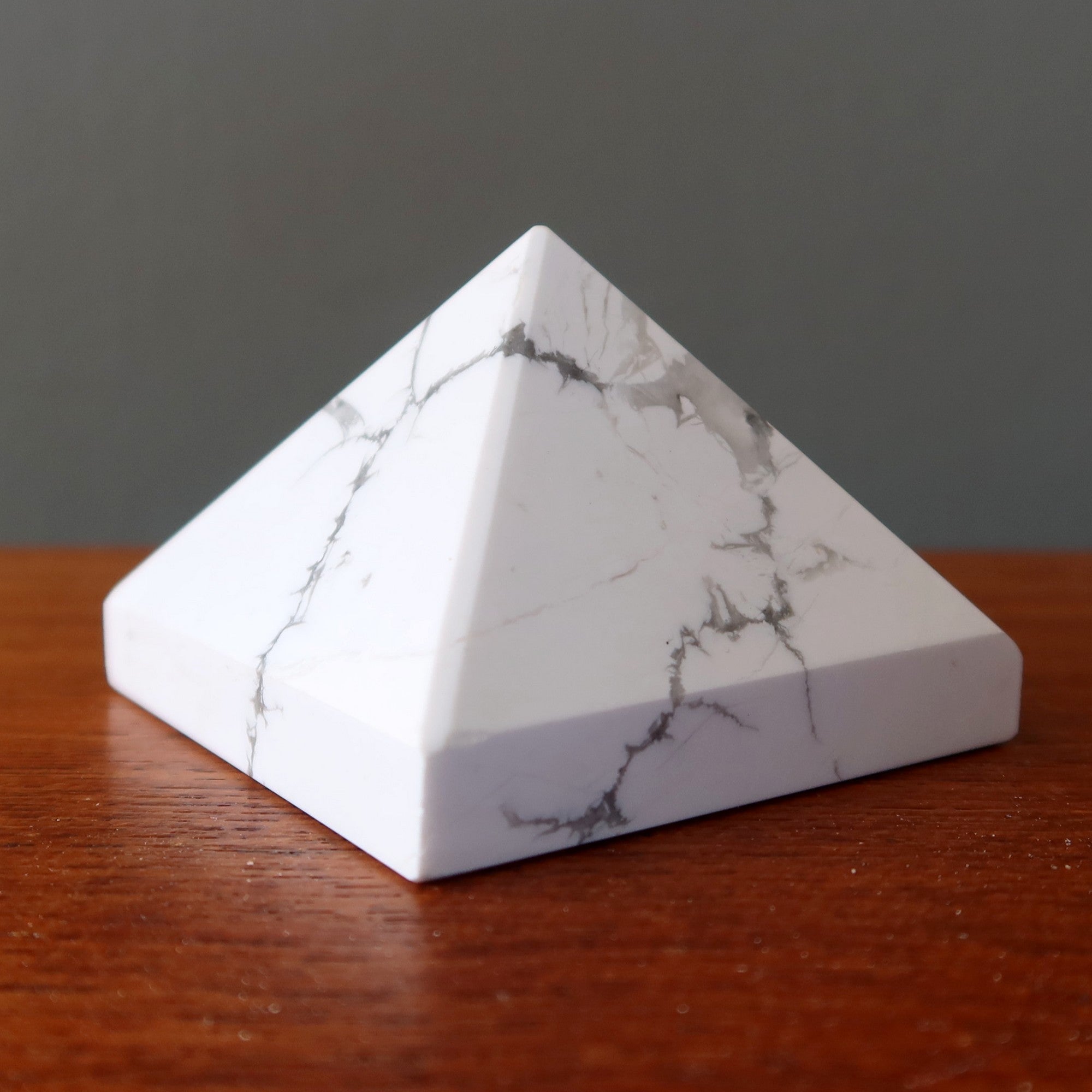 Pyramide Howlite Blanc Glace est une Belle Pierre