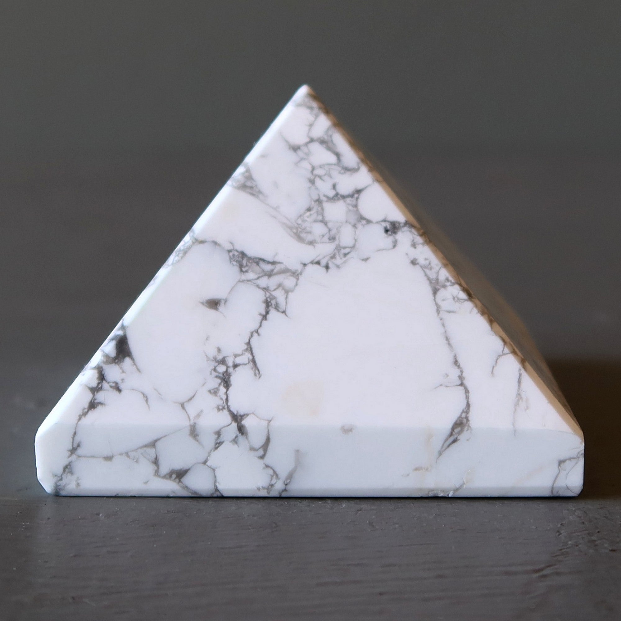 Pyramide Howlite Blanc Glace est une Belle Pierre