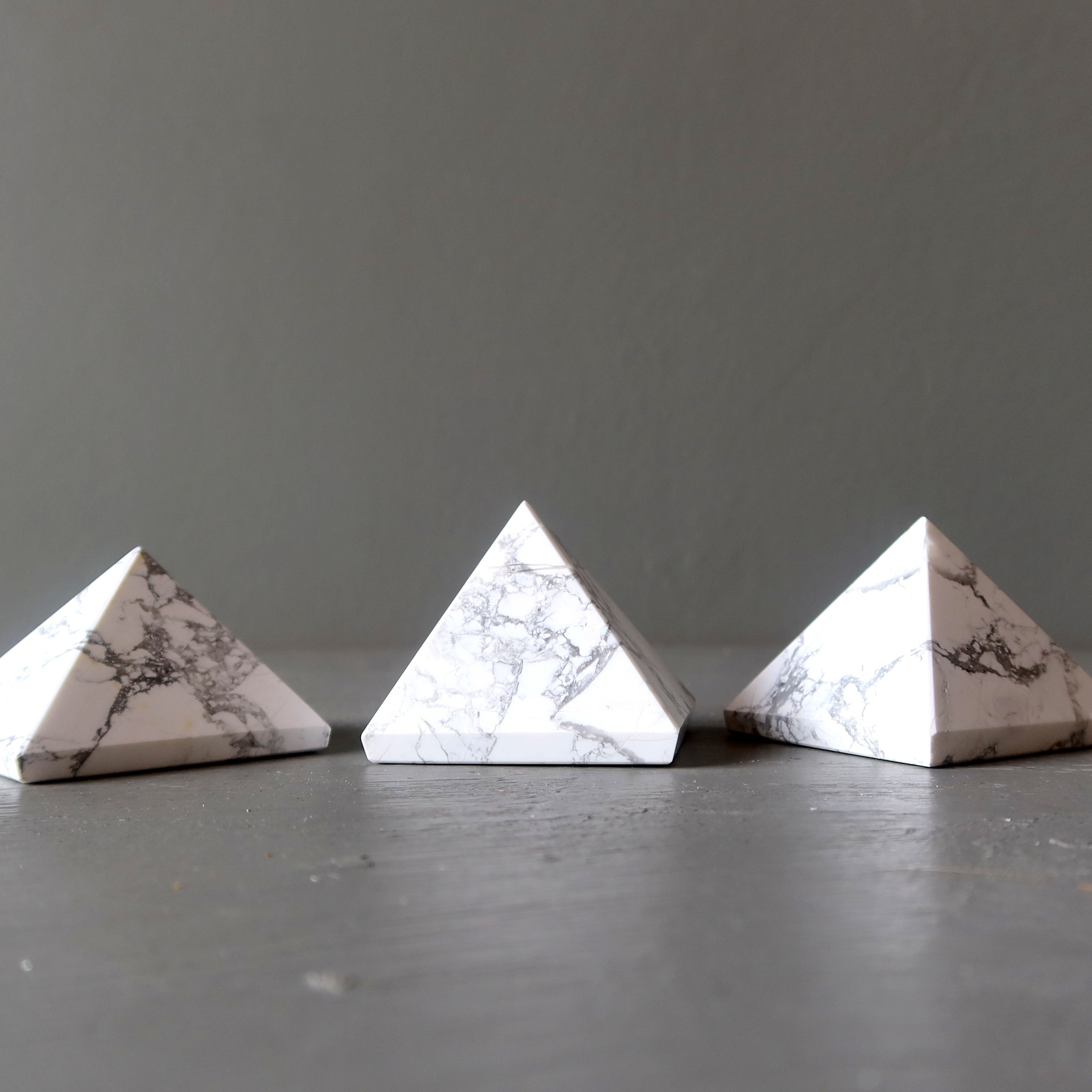 Pyramide Howlite Blanc Glace est une Belle Pierre