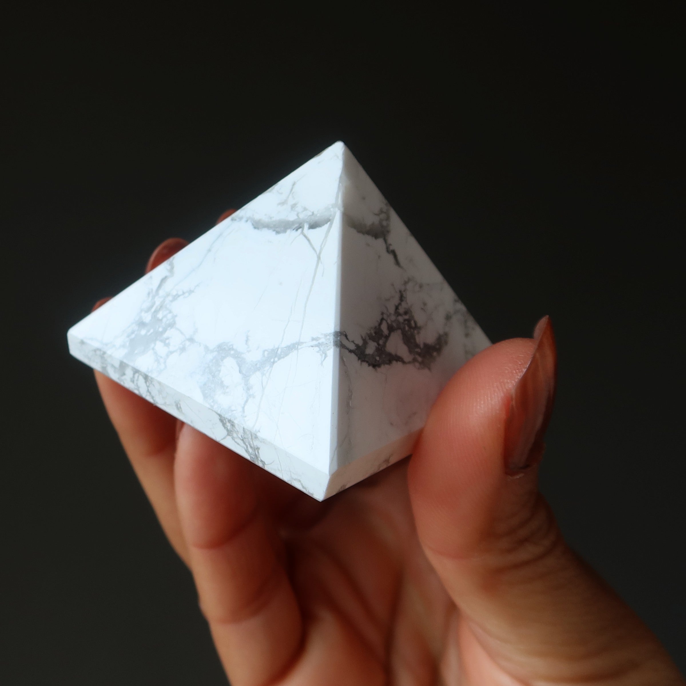 Pyramide Howlite Blanc Glace est une Belle Pierre