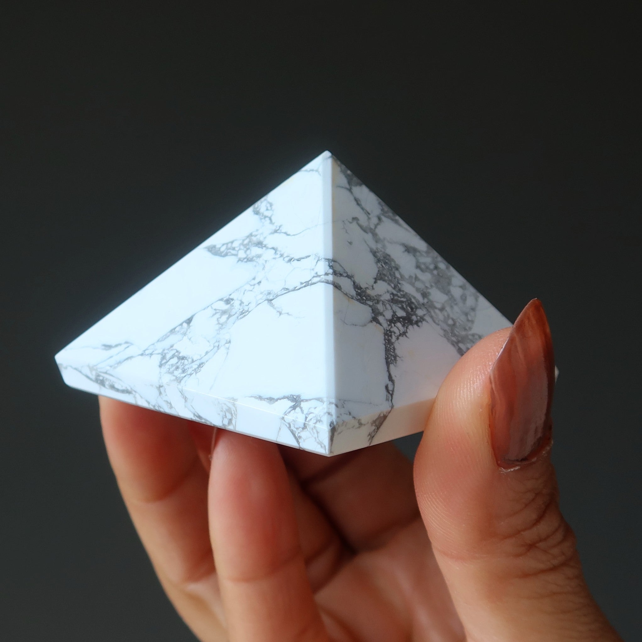 Pyramide Howlite Blanc Glace est une Belle Pierre