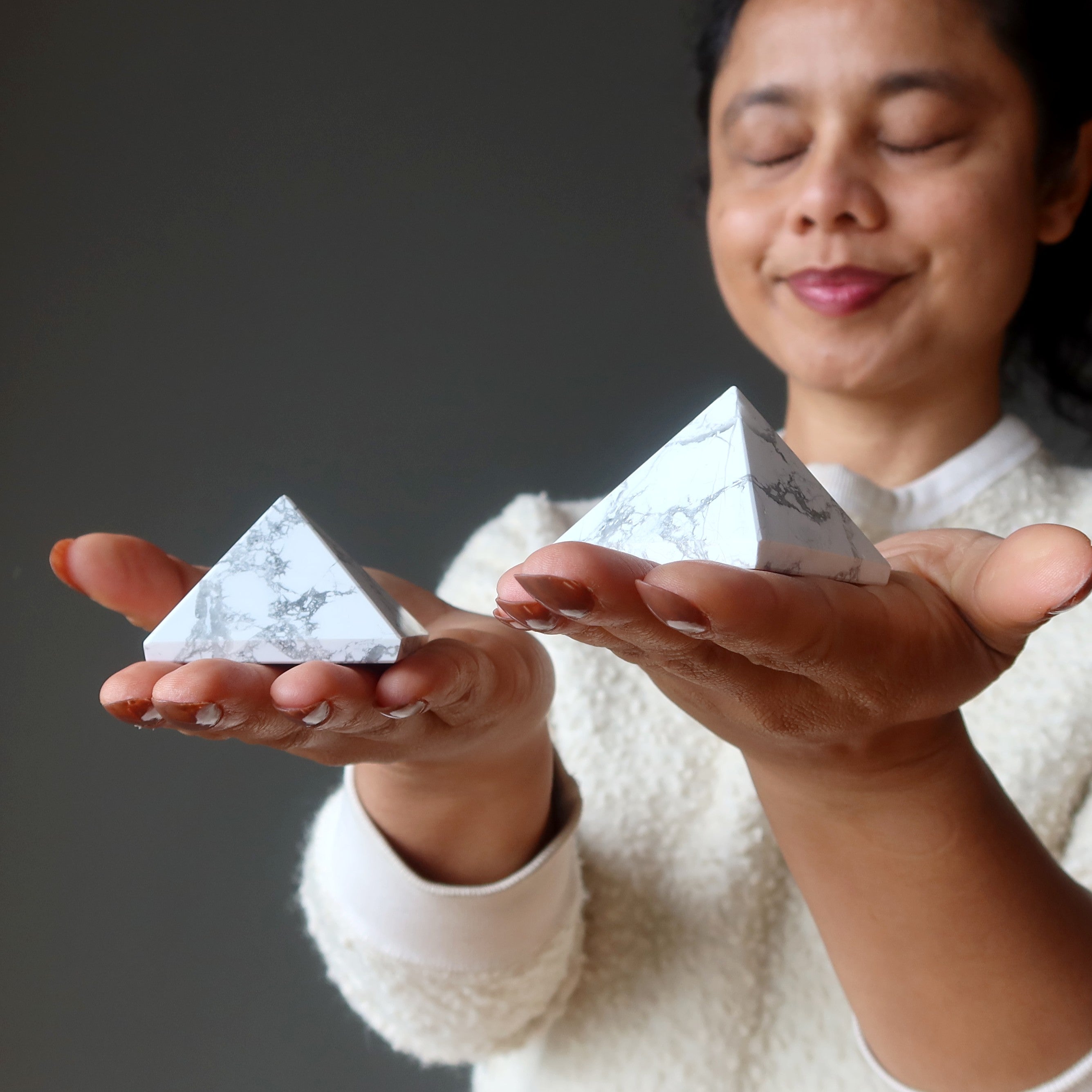 Pyramide Howlite Blanc Glace est une Belle Pierre