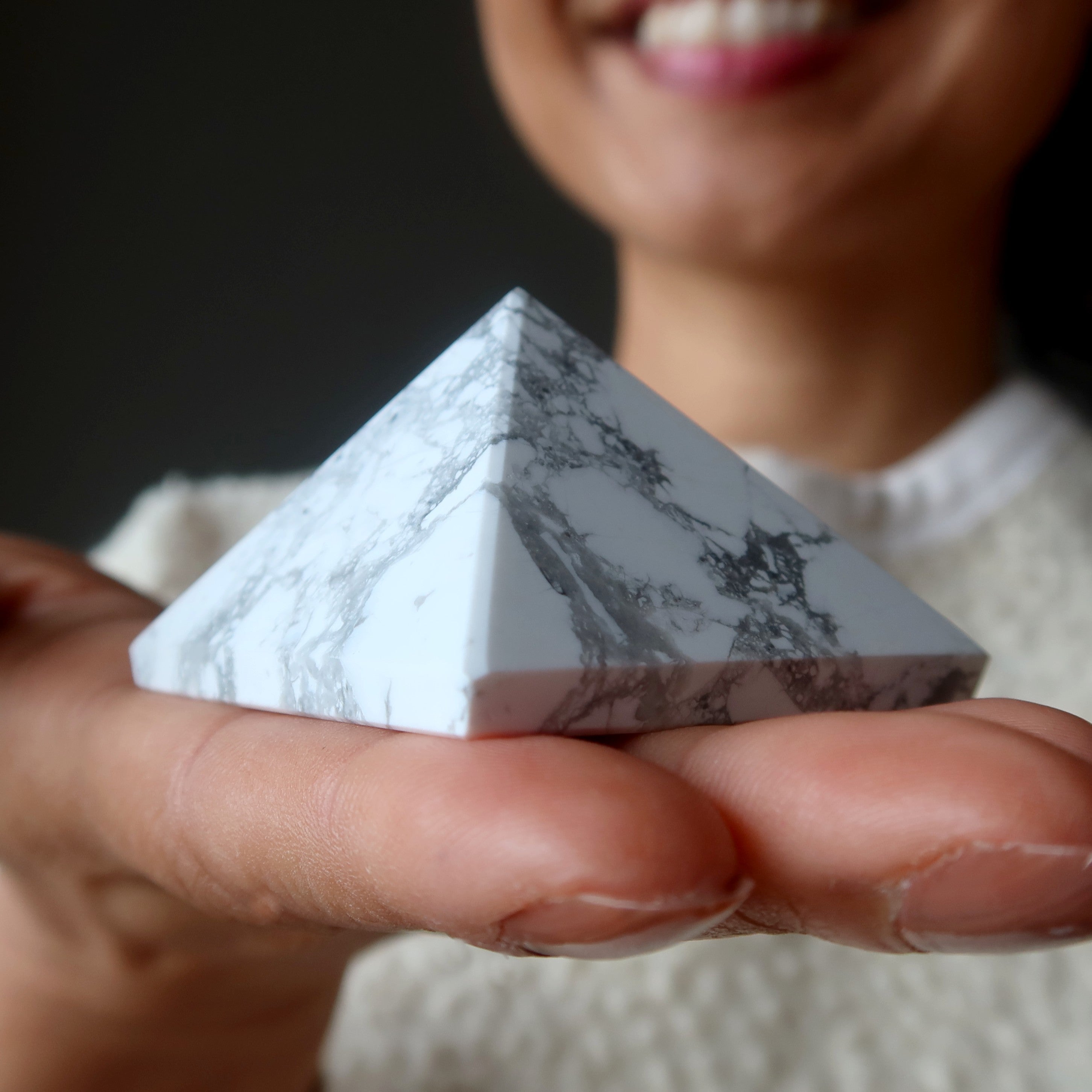 Pyramide Howlite Blanc Glace est une Belle Pierre